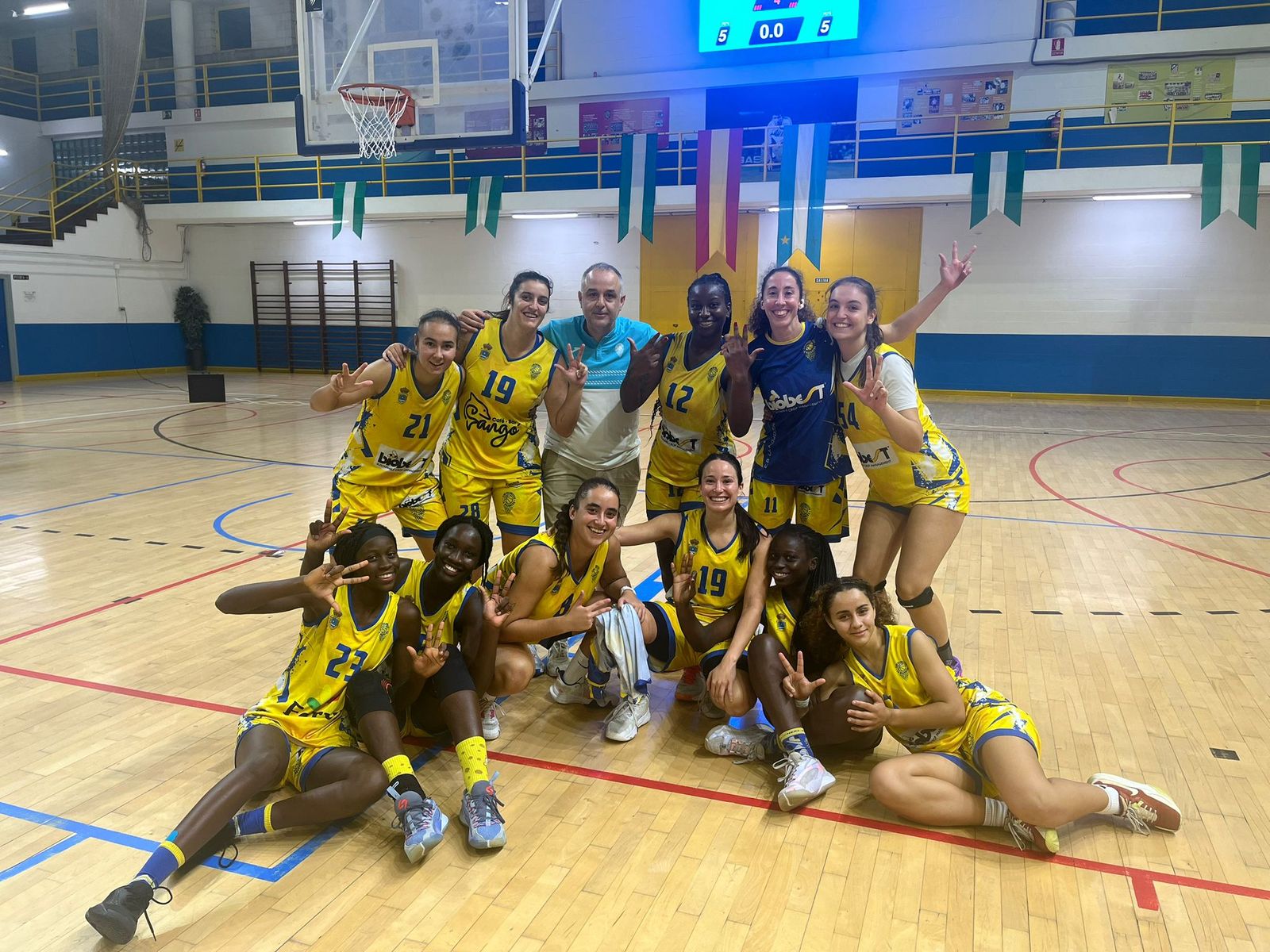 Las jugadoras del conjunto almeriense celebran su victoria en tierras malagueñas.