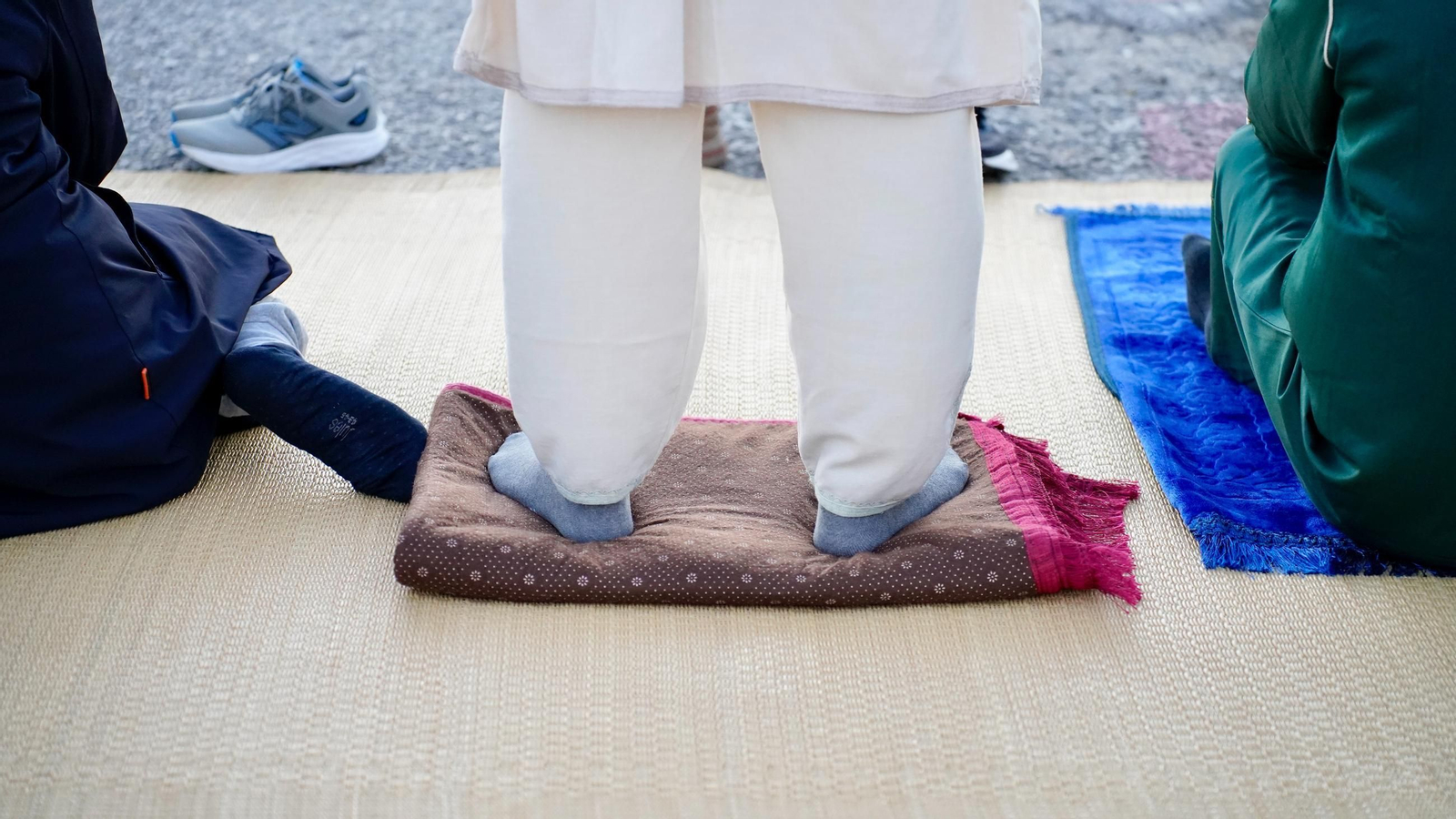 Fotos: Los musulmanes de Algeciras finalizan el mes de ayuno del Ramadán con un rezo comunitario en el Llano Amarillo