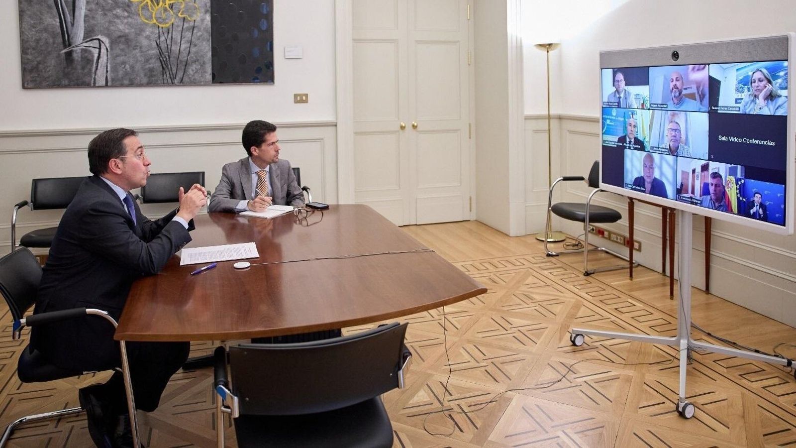 Videoconferencia de Albares con los alcaldes del Campo de Gibraltar.