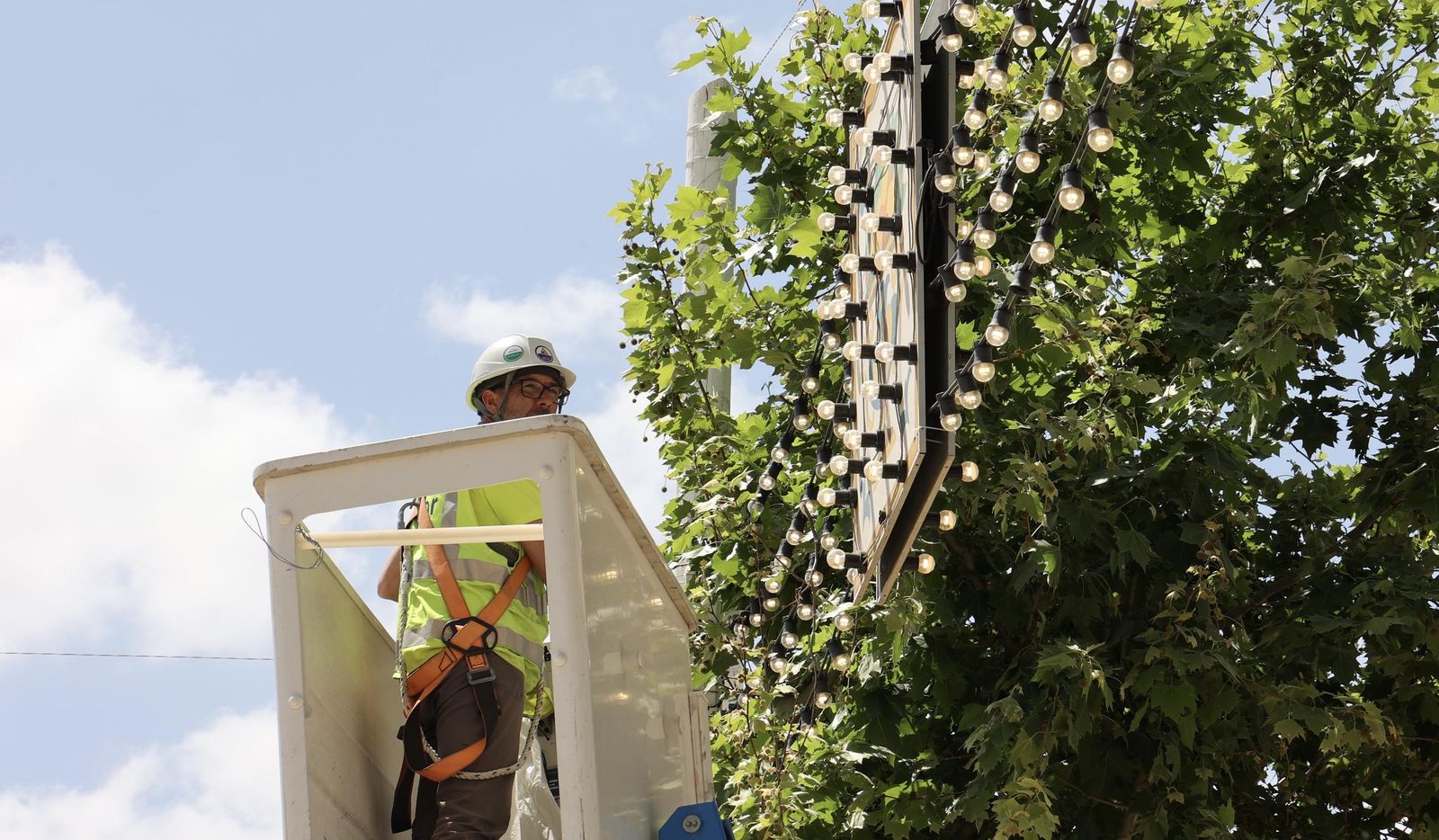 Montaje de la Feria tras el apagón