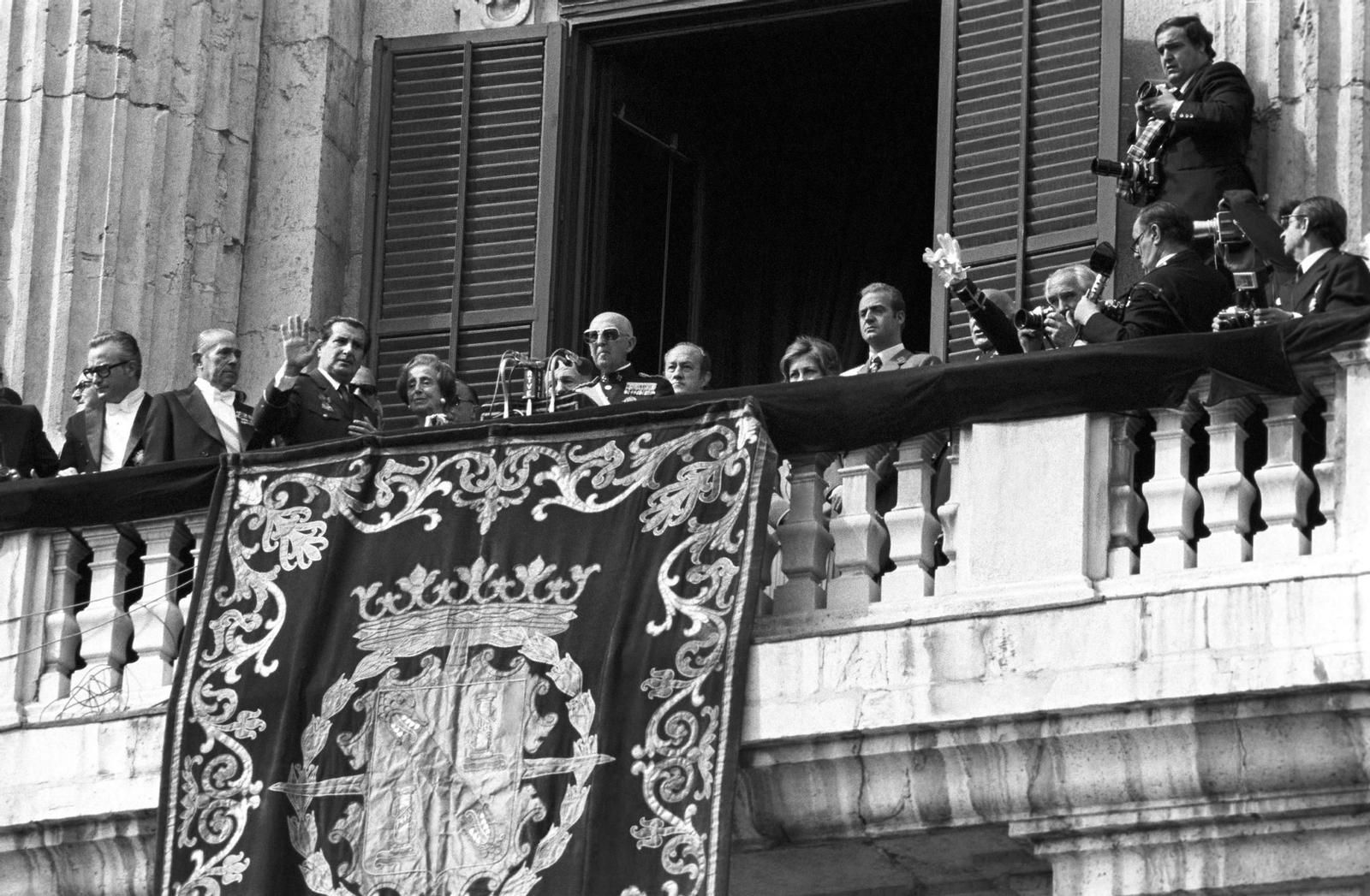 Última aparición pública de Franco, en el balcón del Palacio de Oriente el 1 de octubre de 1975. A su izquierda, detrás de él, el entonces príncipe Juan Carlos.
