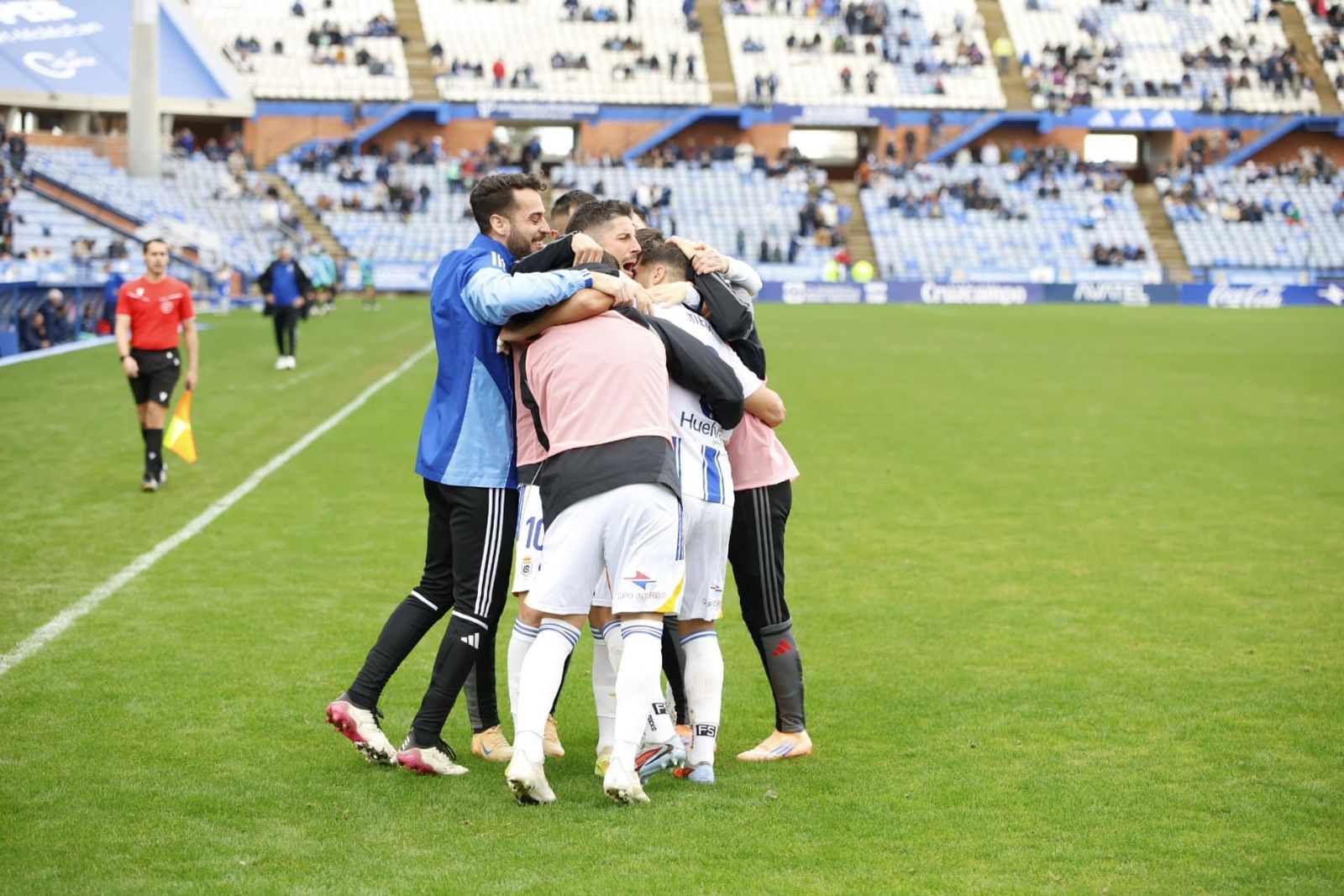 Los jugadores del Recre se abrazan y celebran uno de los goles de la mañana.