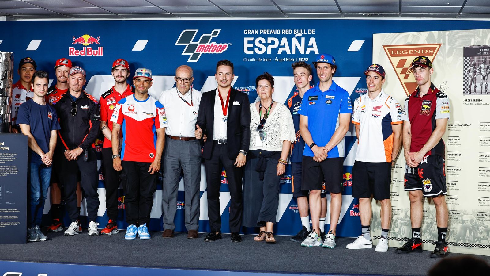 Muchos de los pilotos de MotoGP, Max Biaggi y Dani Pedrosa acompañaron a Jorge Lorenzo.