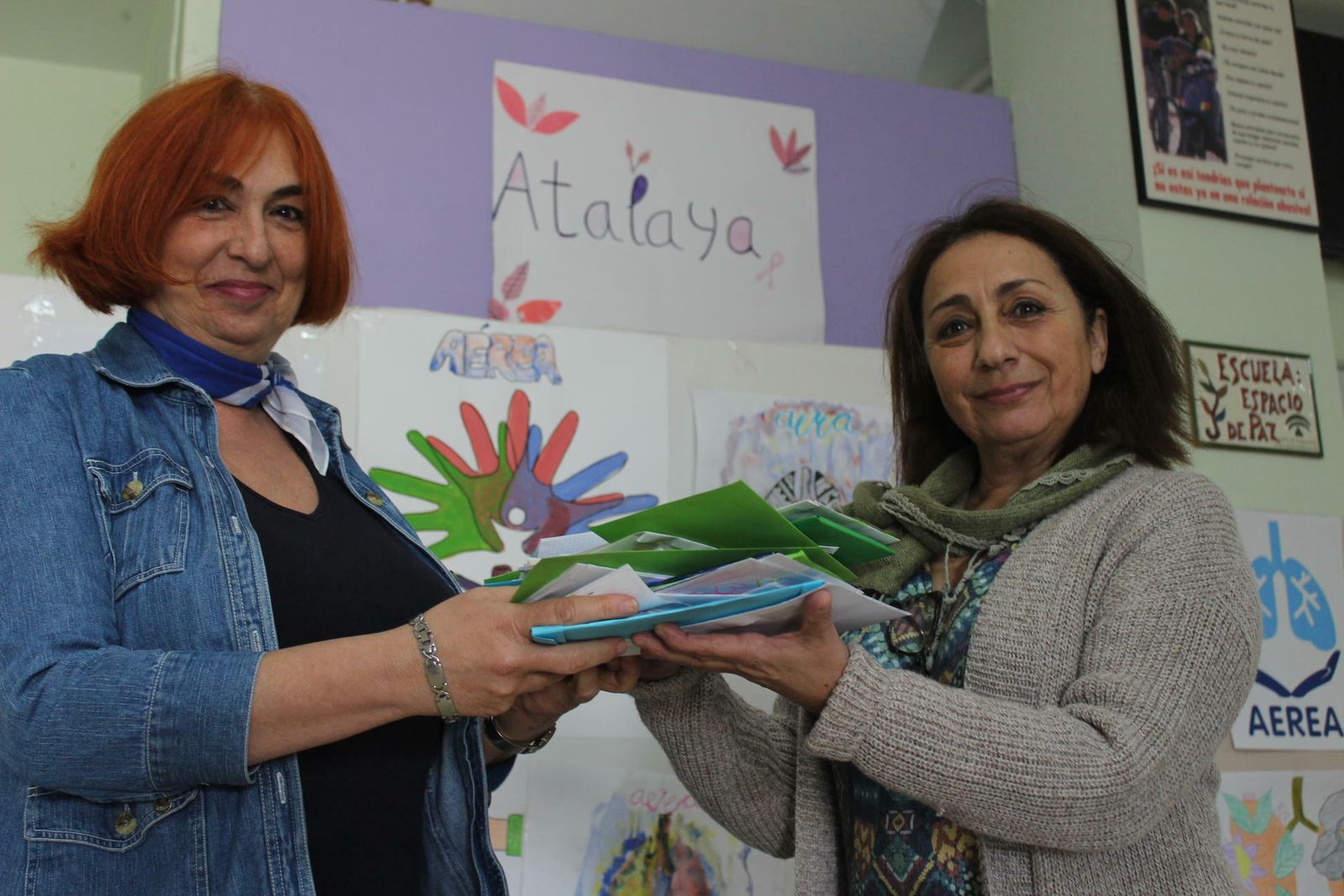Laura Garcés recibe de la subdirectora del IES La Atalaya, Ana Forero las cartas escritas por los alumnos.