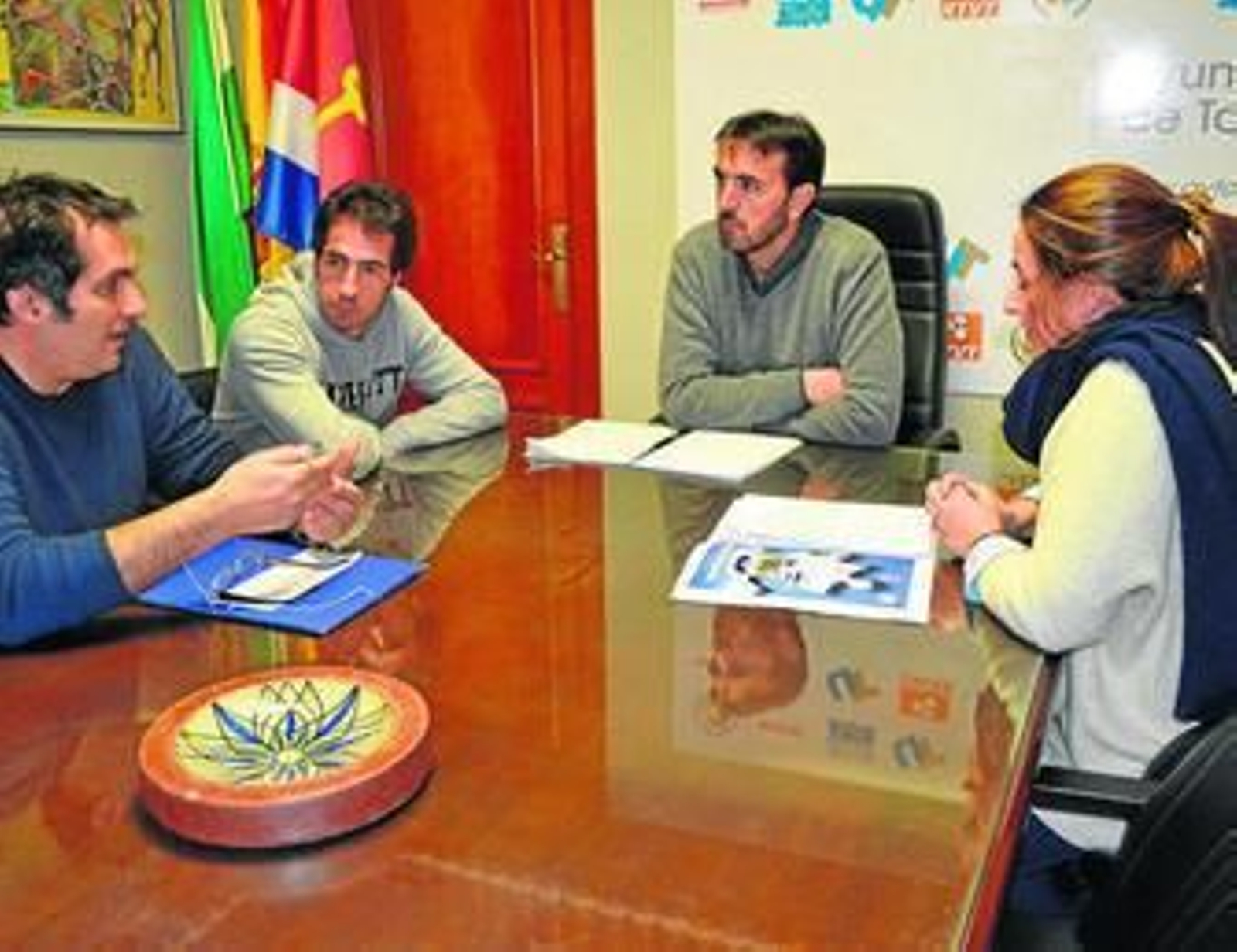 Reunión preparatoria entre el equipo de gobierno y los promotores de la iniciativa. Reunión preparatoria entre el equipo de gobierno y los promotores de la iniciativa.