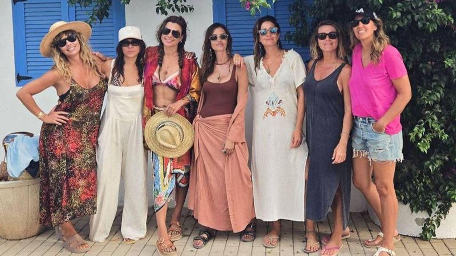 Las periodistas Isabel Jiménez y Sara Carboneras con otras amigas en el Levante Almeriense.