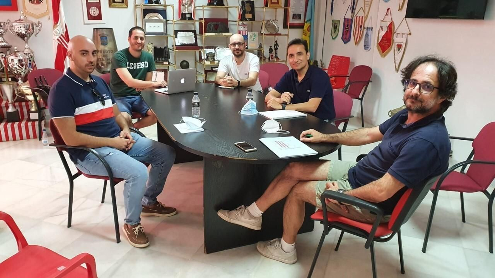 Miembros de Siglo Rojiblanco y de la directiva del Algeciras, en su última reunión.