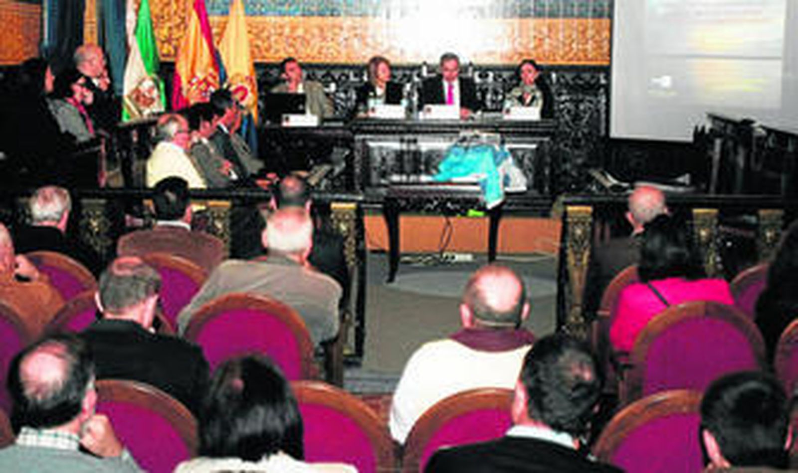 Imagen del salón de plenos ayer durante la inauguración de los XVIII Cursos de Otoño de Algeciras.