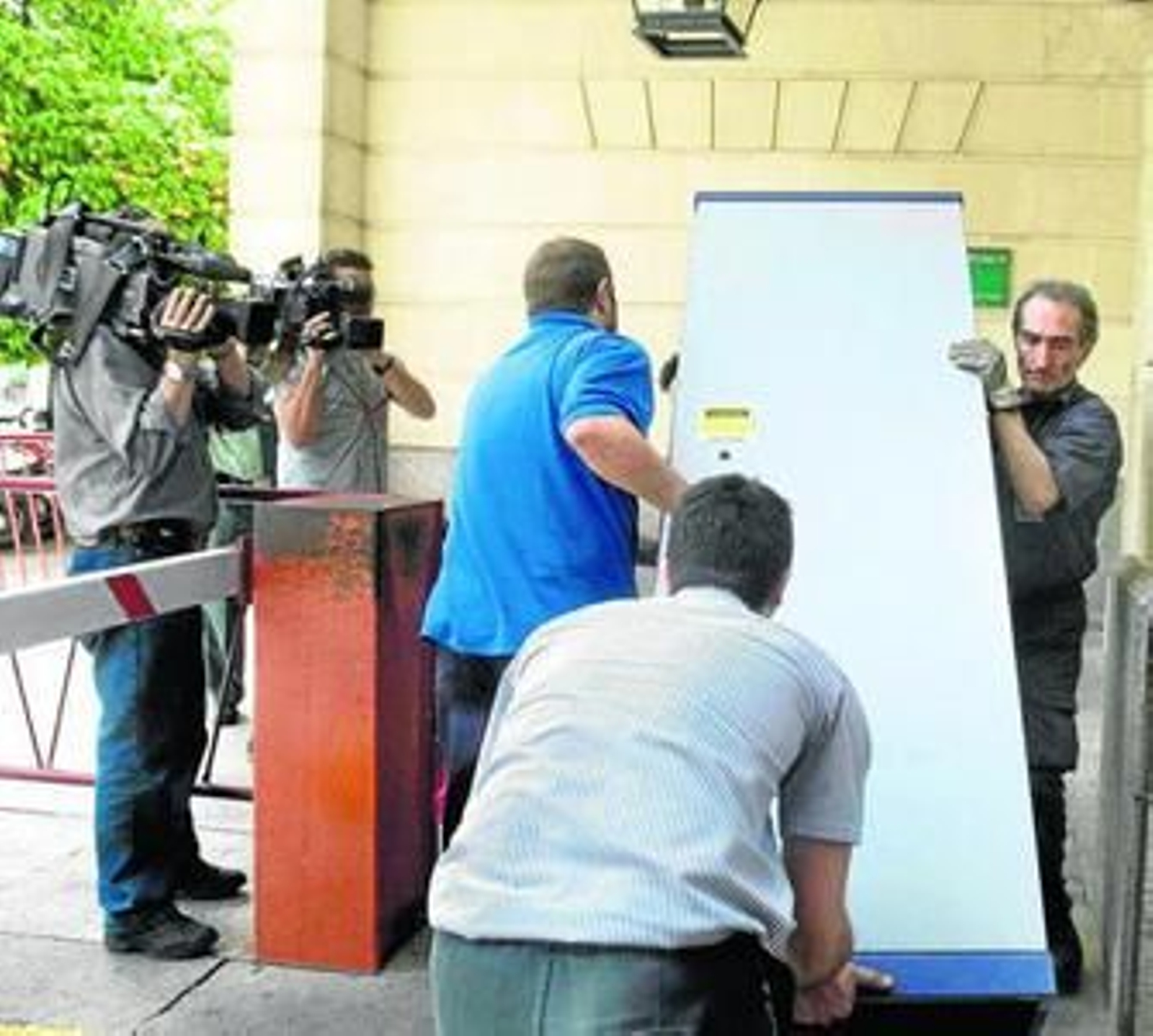 Operarios transportan al juzgado el armario acorazado donde se depositan las actas de la Junta.