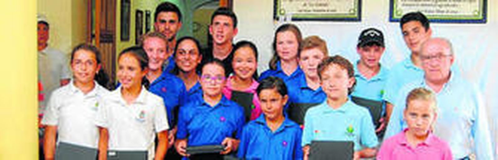 Jugadores de La Cañada, con sus trofeos, ayer.
