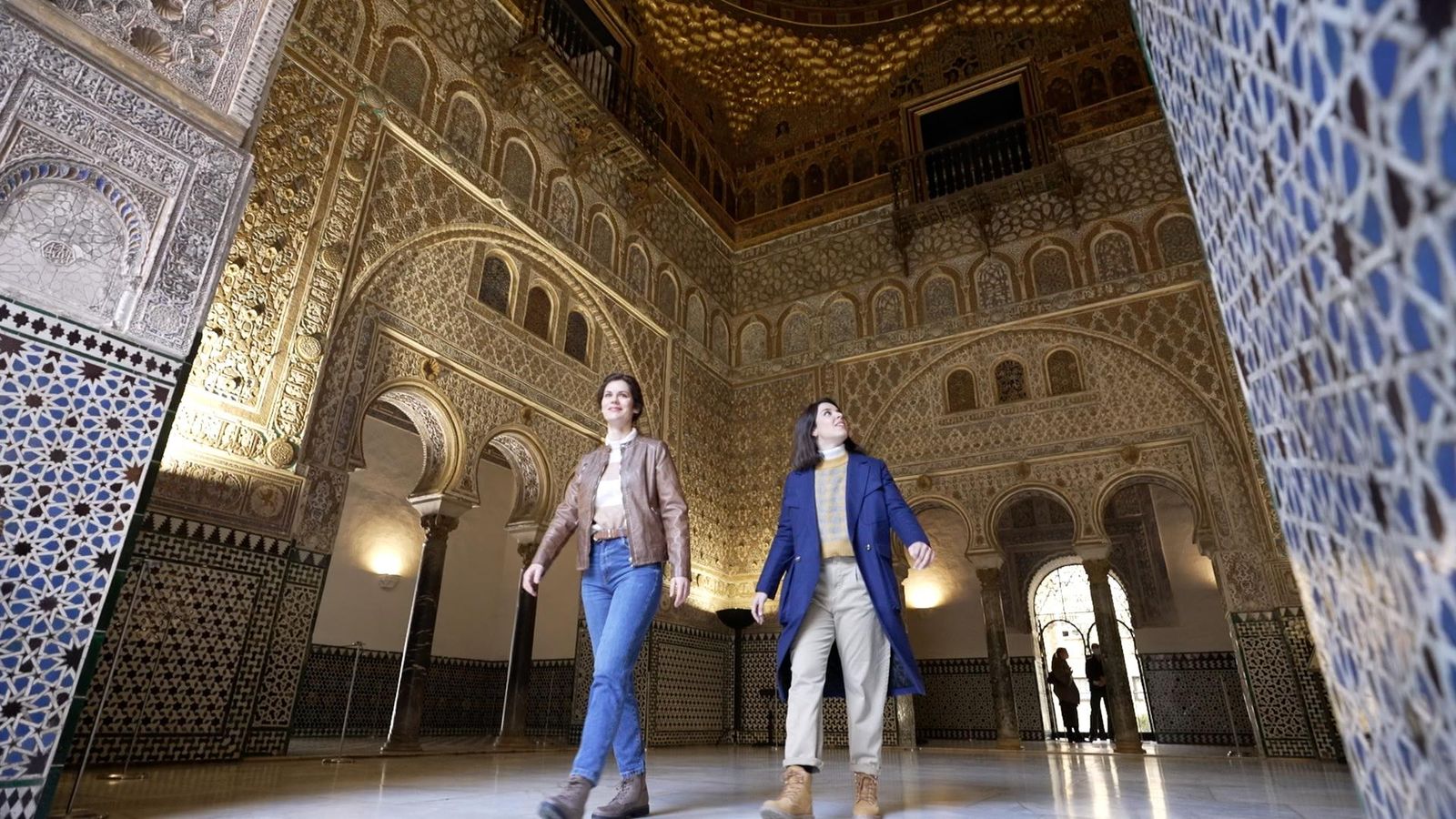 Las presentadoras del programa en el Salón de Embajadores del Real Alcázar de Sevilla.