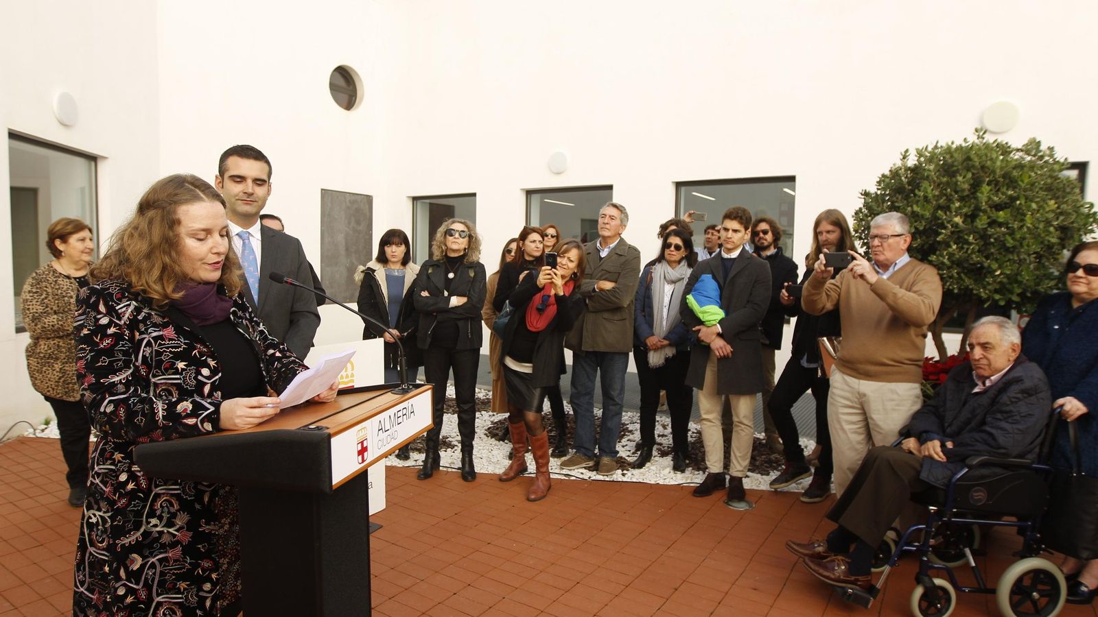 Ángela Artero leyó un texto en nombre de la familia, reunida al fondo de la imagen