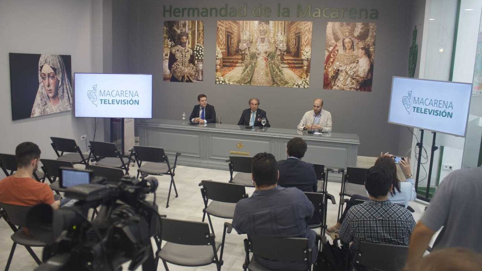 Momento de la presentación a los medios de Macarena Televisión