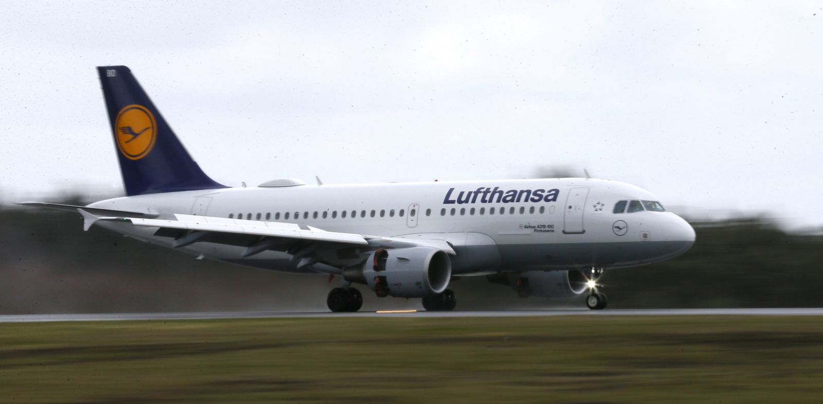 Un avión de Lufthansa inicia el despegue.