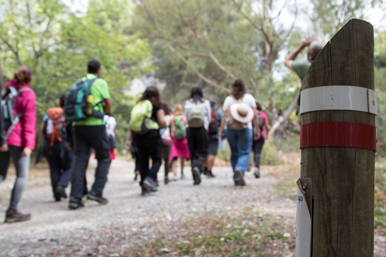 Un grupo de excursionistas en la Gran Senda de Málaga.