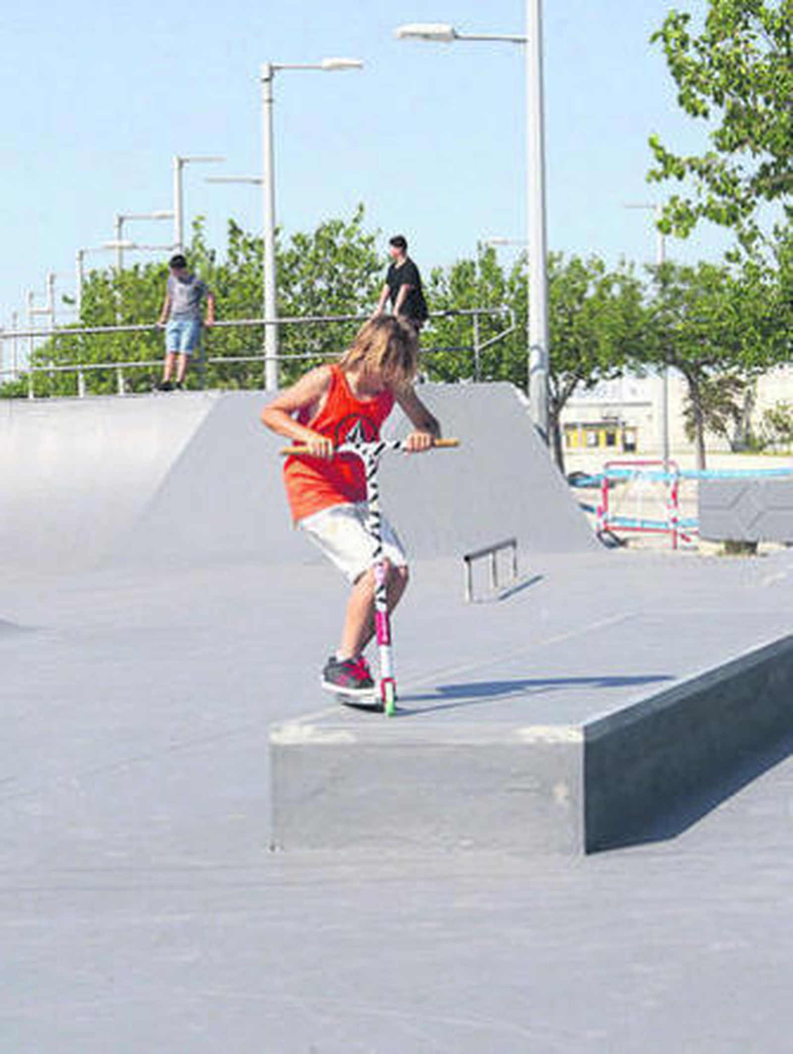 Unos jóvenes, ayer en el equipamiento deportivo del Parque de Las Albinas.