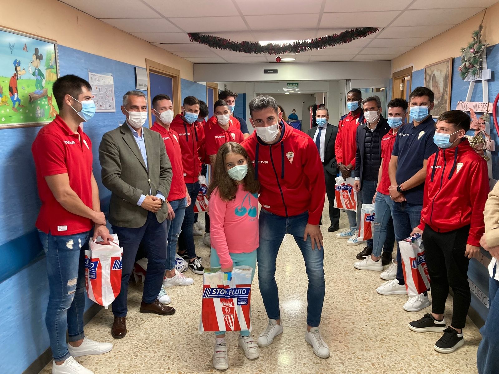 Miembros del Algeciras, en el hospital Punta de Europa.