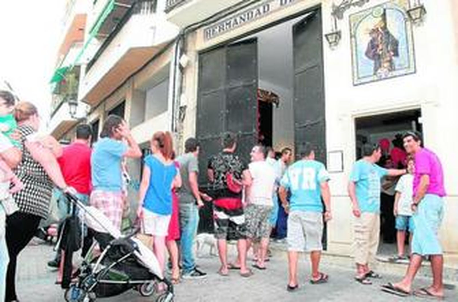 A las puertas de la casa de hermandad hubo cola para poder ejercer el derecho al voto.