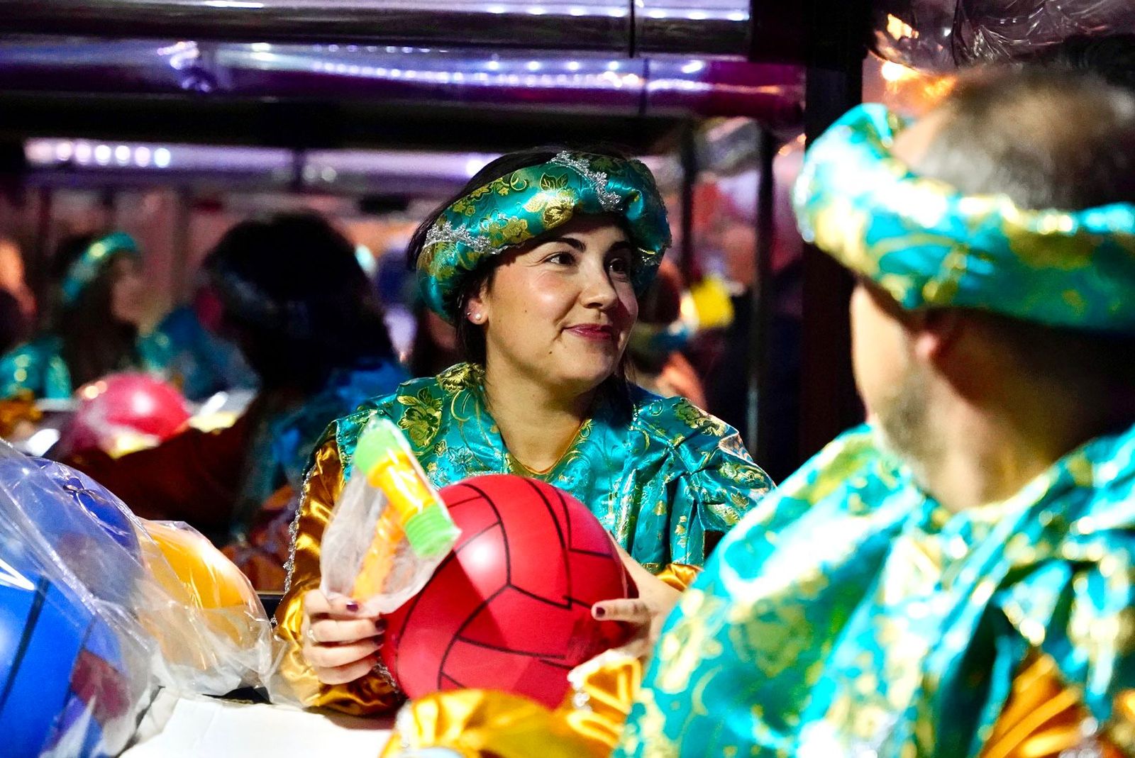 La cabalgata de Huércal de Almería, en imágenes: miles de personas reciben a los Reyes Magos