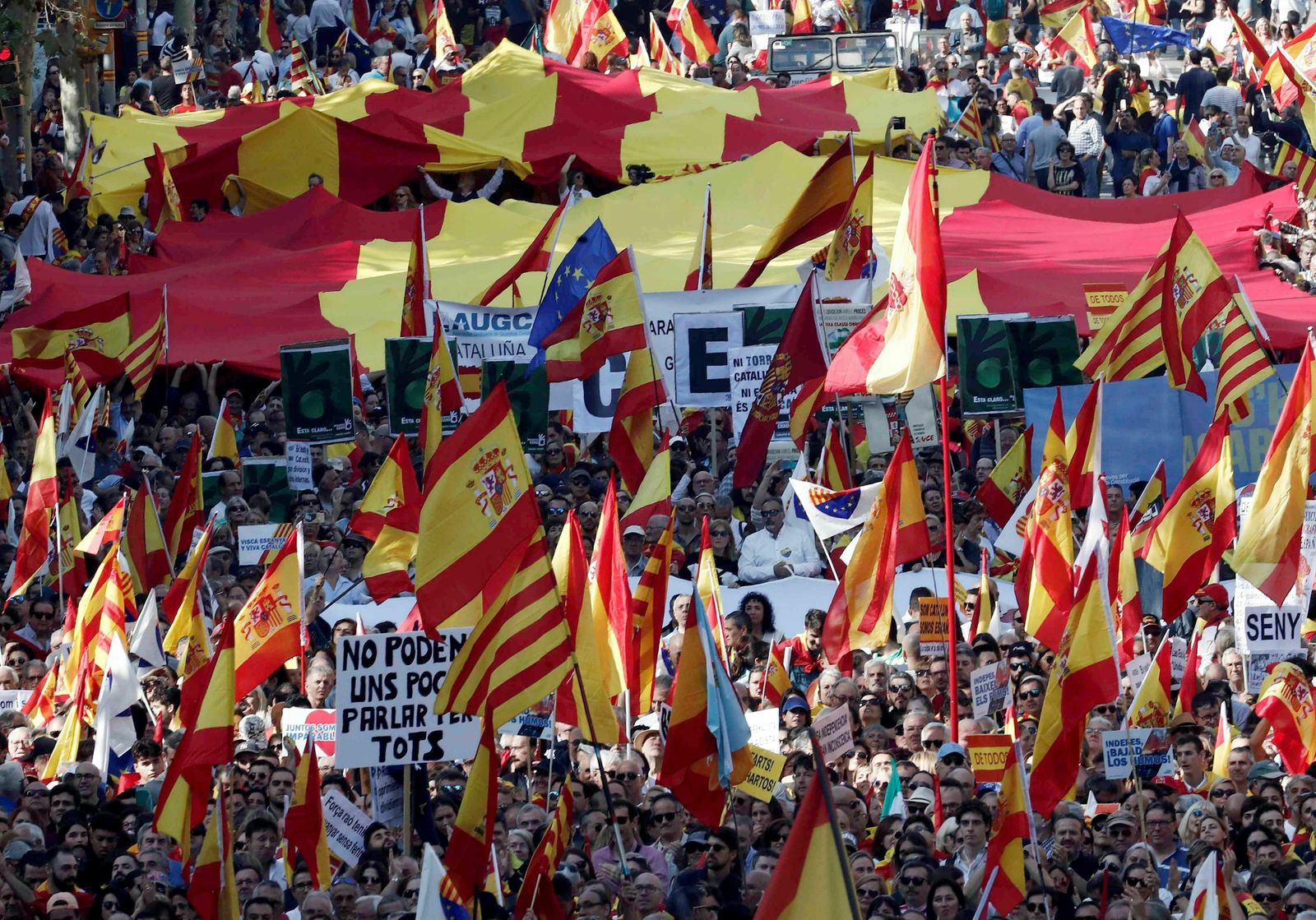 Dos inmensas banderas, una española y otra catalana, formaron parte de la multitudinaria manifestación.