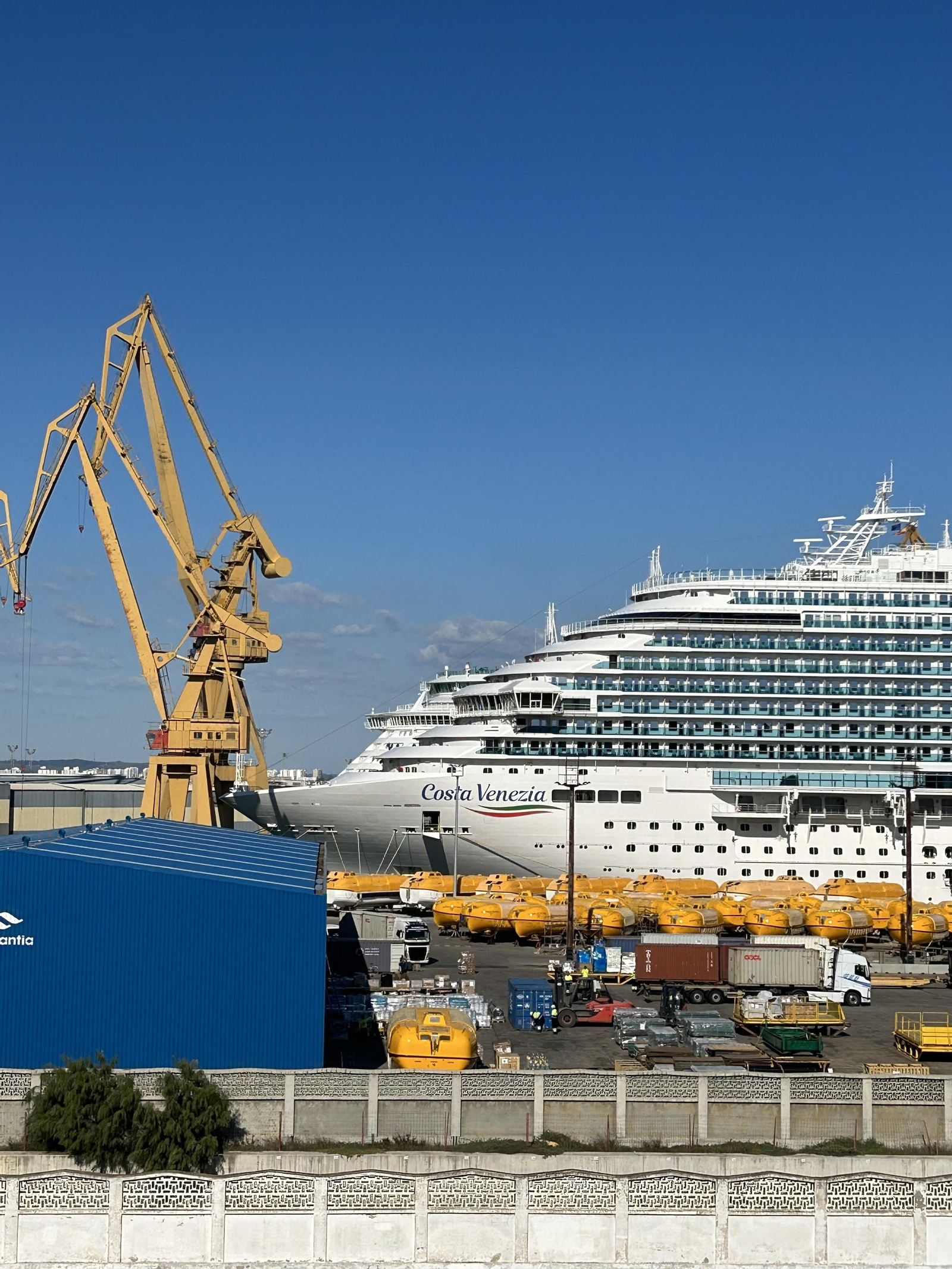El Costa Venezia, rodeado de grúas, en las instalaciones de Navantia, en Cádiz