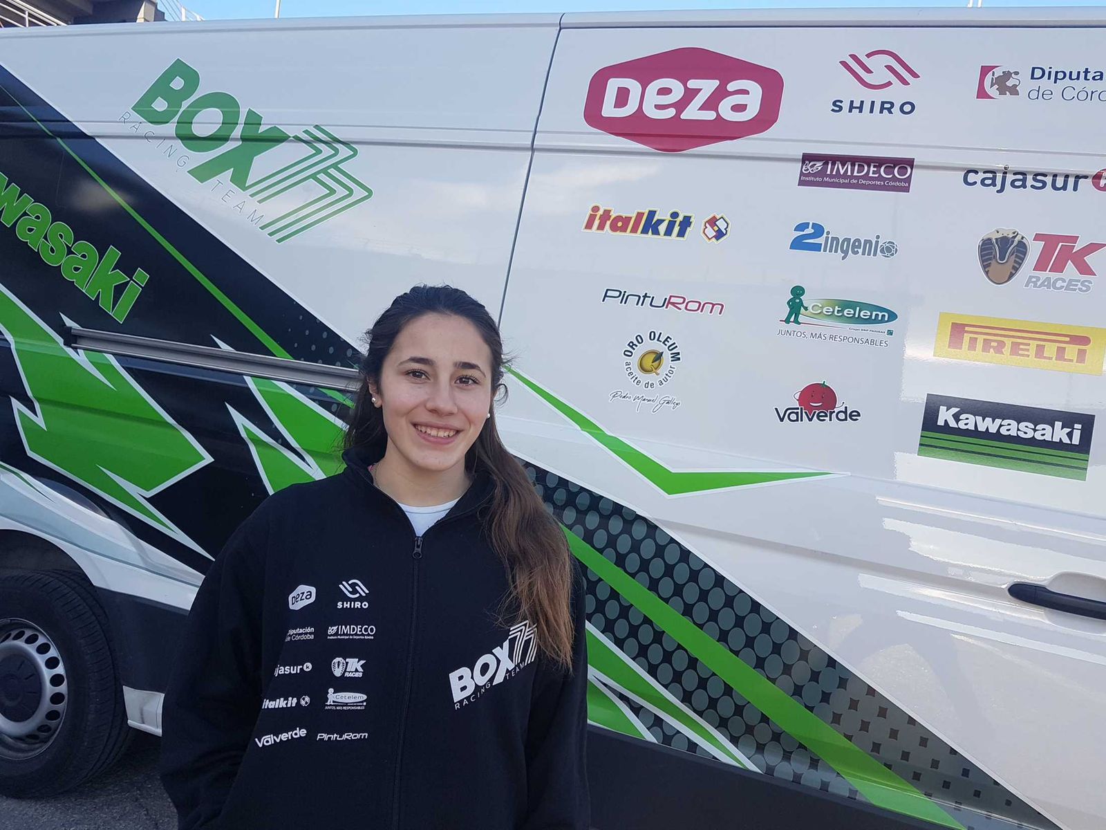 La madrileña Bea Neila posa ya como piloto del Deza-Box 77 Racing Team.