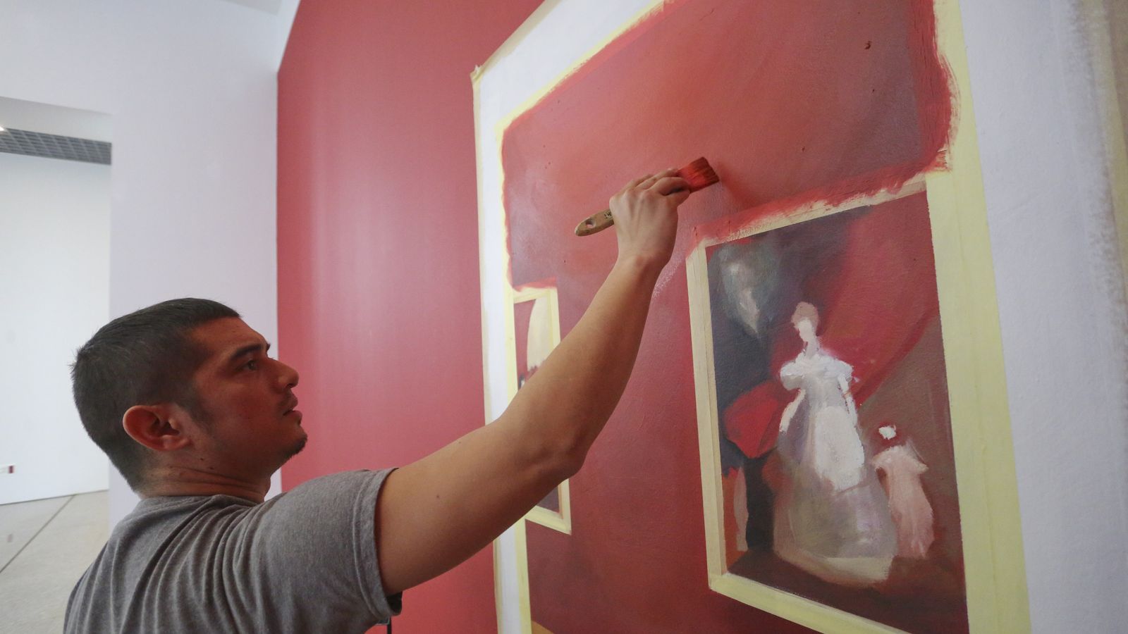 El pintor malagueño trabaja en su intervención.