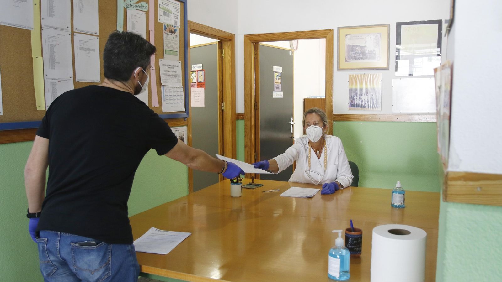 Una hombre entrega la documentación en el colegio Torre Mal Muerta. Una hombre entrega la documentación en el colegio Torre Mal Muerta.