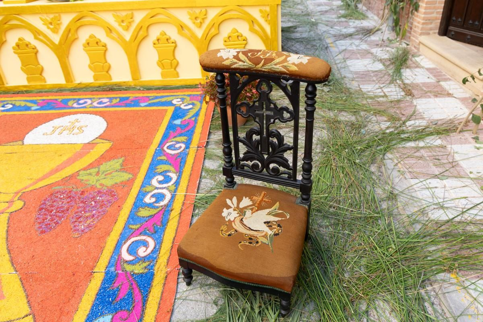 Los vecinos de Villardompardo exponen las obras de su Corpus un año más, en imágenes