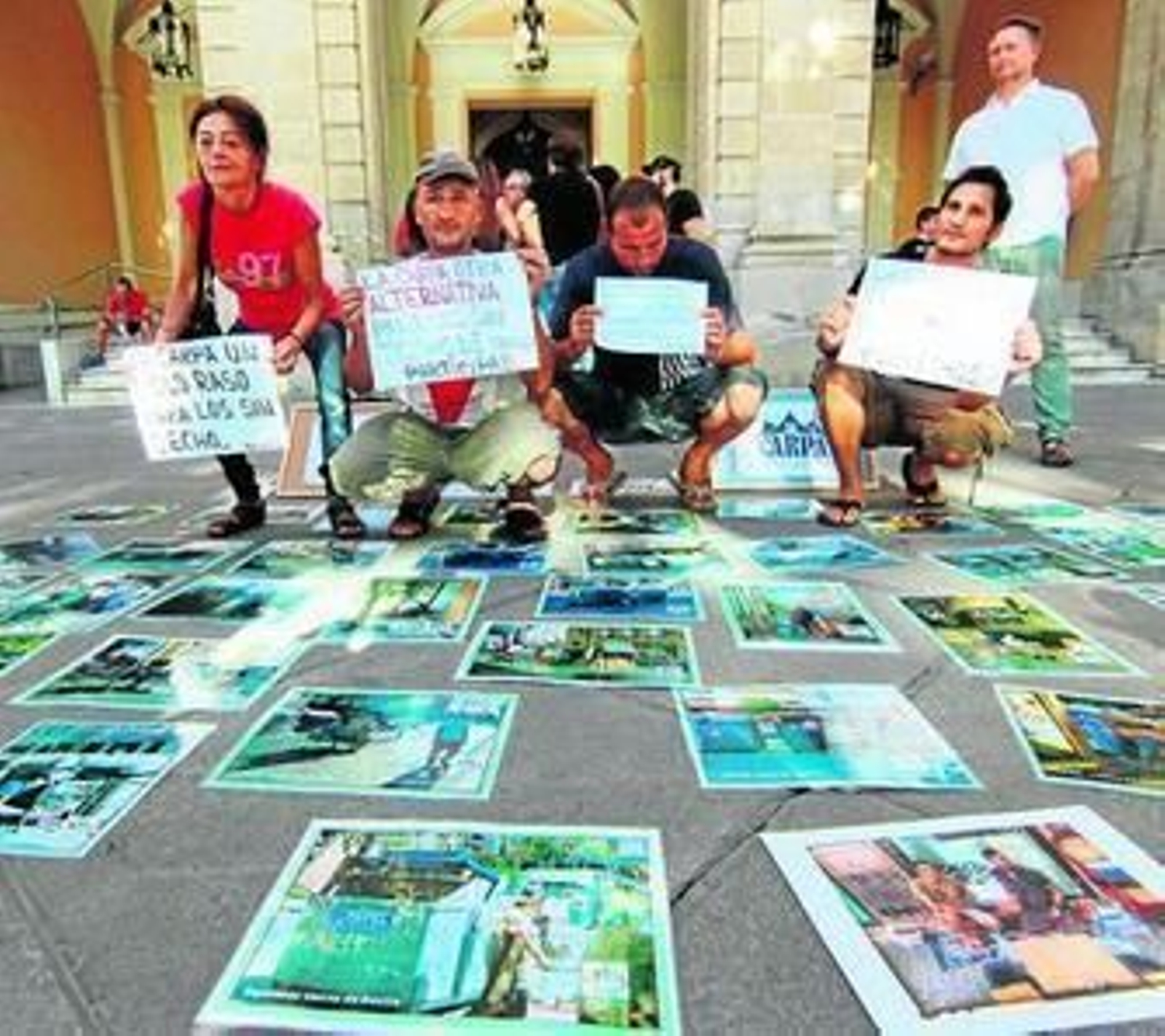 Varios miembros del colectivo social La Carpa, ayer durante la concentración en la Plaza Nueva.