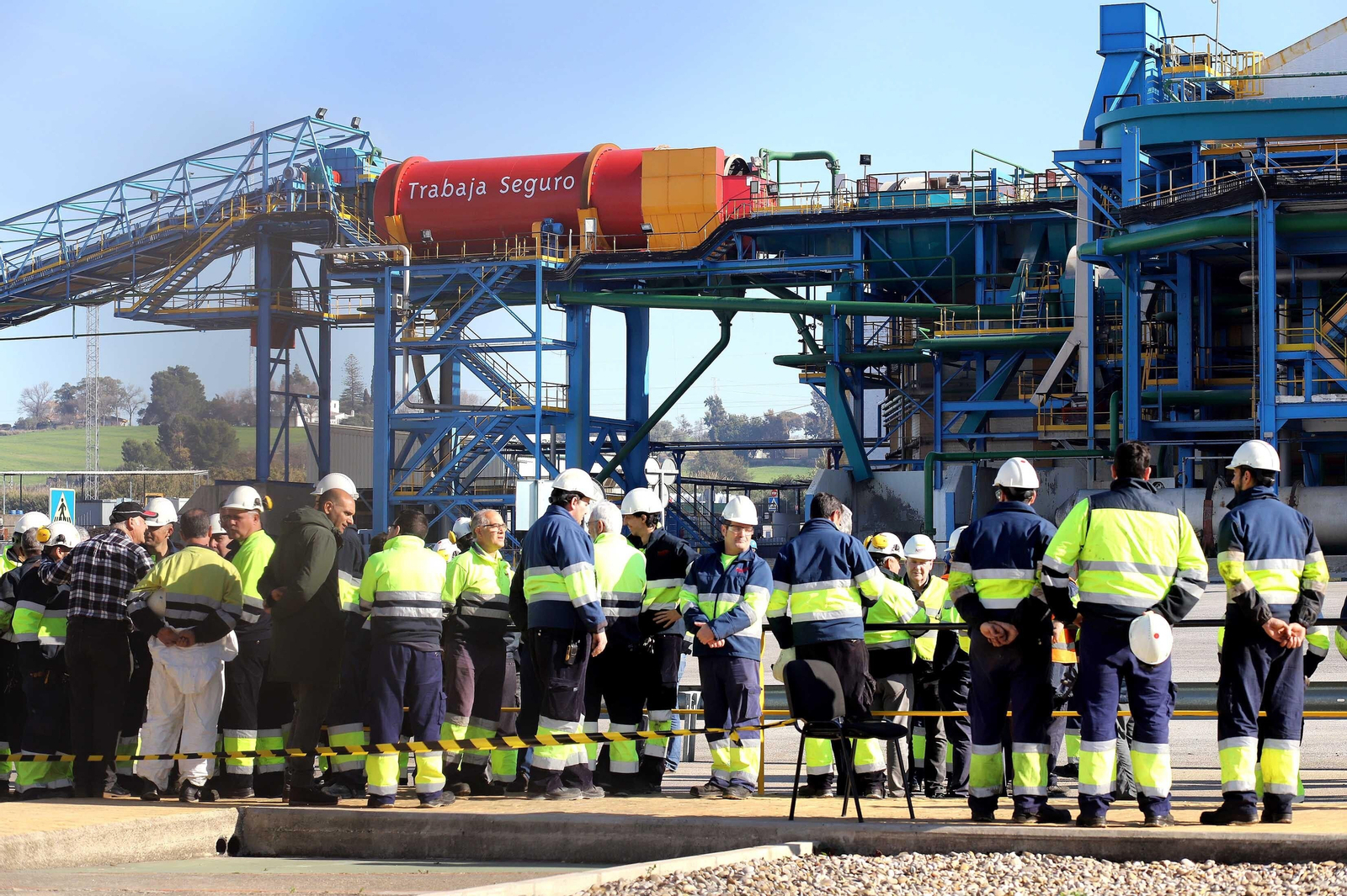Concentración de trabajadores de Azucarera tras el accidente mortal en la planta de El Portal.