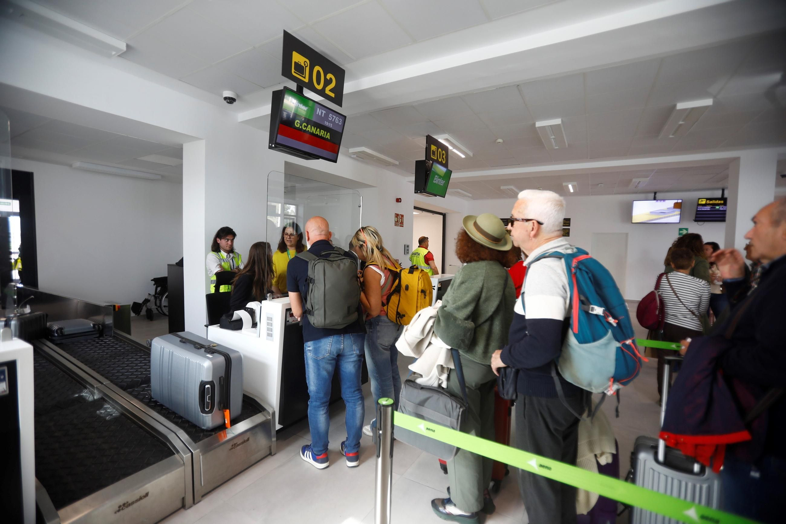 El aeropuerto de Córdoba recibe el primer vuelo de Binter desde Canarias, en imágenes