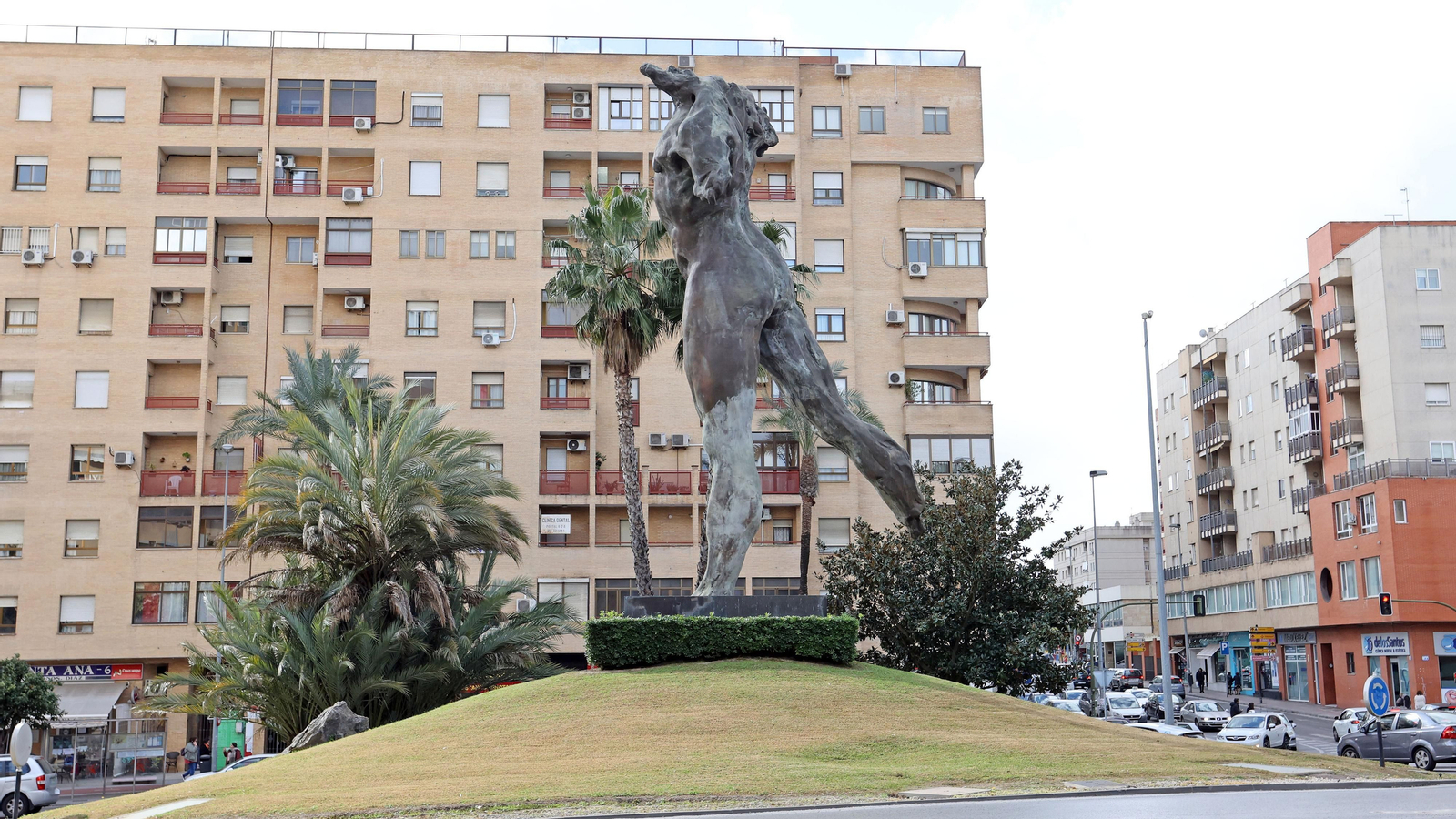 Visita de Víctor Ochoa con Pedro Pacheco a sus esculturas de Lola Flores y el Minotauro en Jerez