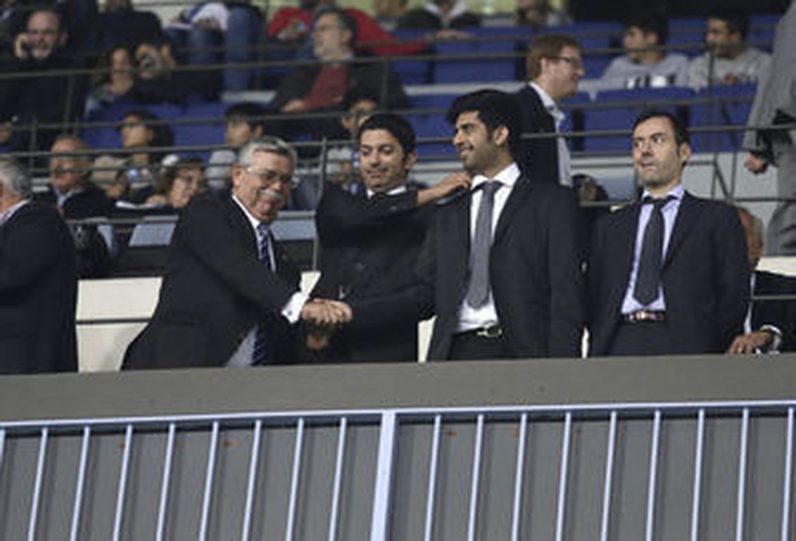 Nasser Al-Thani estrecha la mano del consejero consultivo Francisco Martín Aguilar.