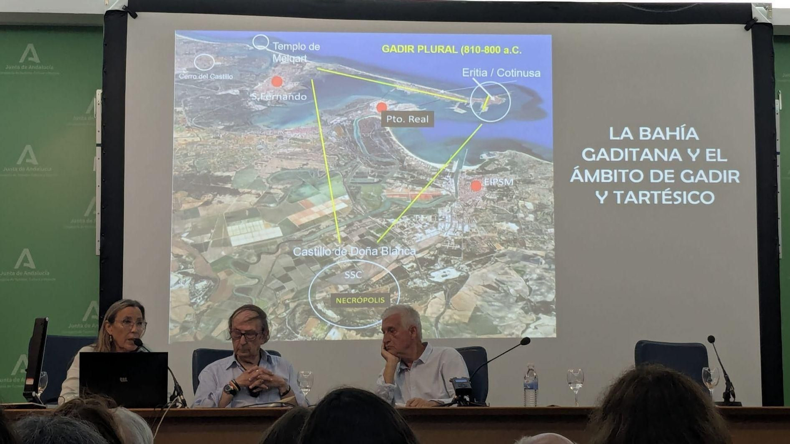Diego Ruiz Mata y Carmen J.Pérez, durante la ponencia en el Museo de Huelva.
