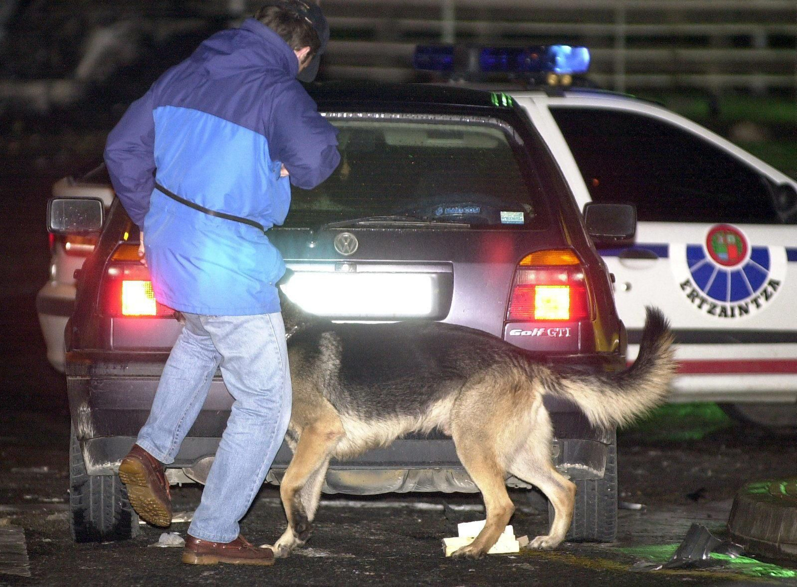 Agentes de la Ertzaintza rastreando con perros. Agentes de la Ertzaintza rastreando con perros.