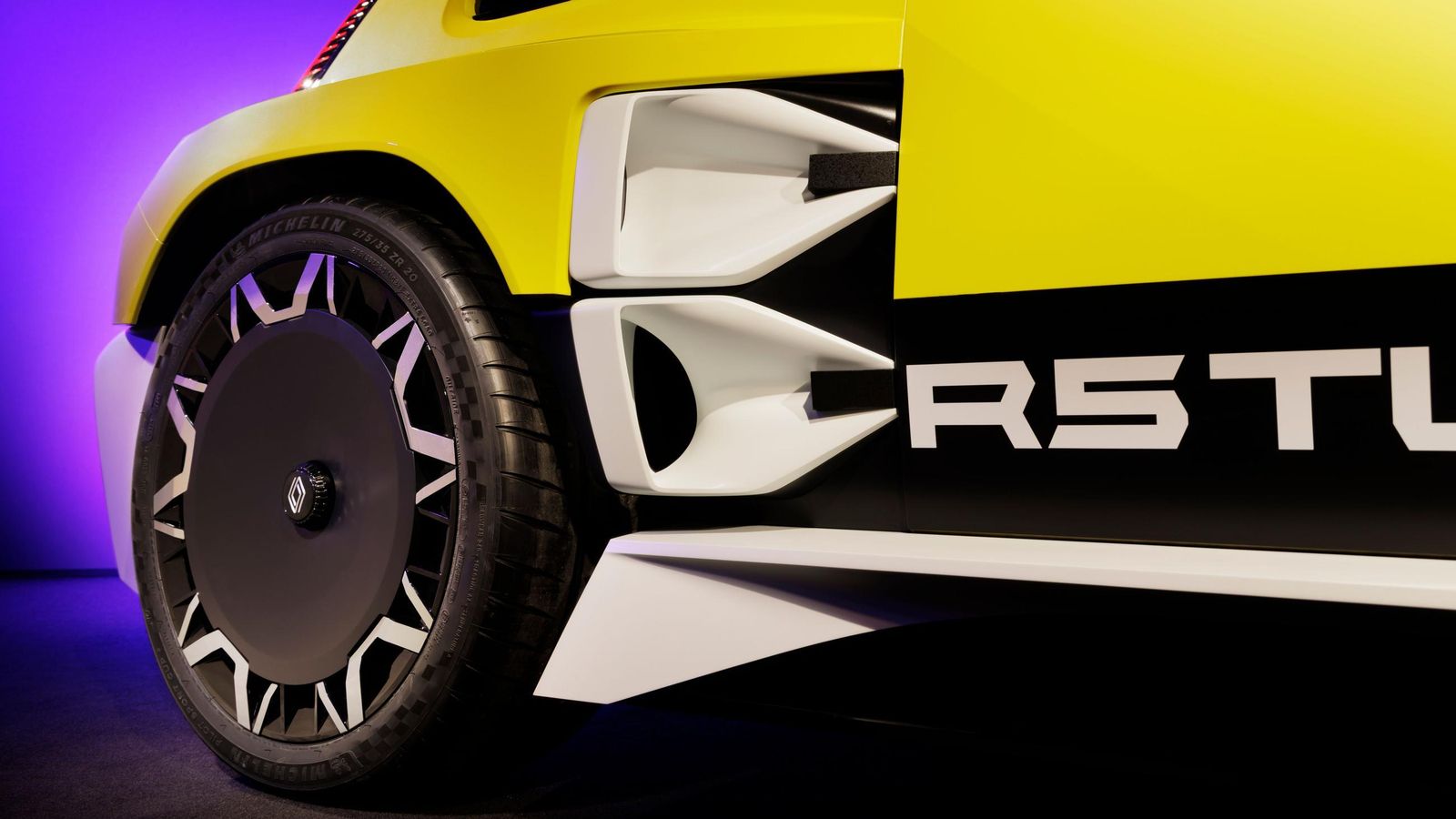 Los elementos mas llamativos de la carrocería quizá sean estas aletas traseras, dotadas con una doble entrada de aire.