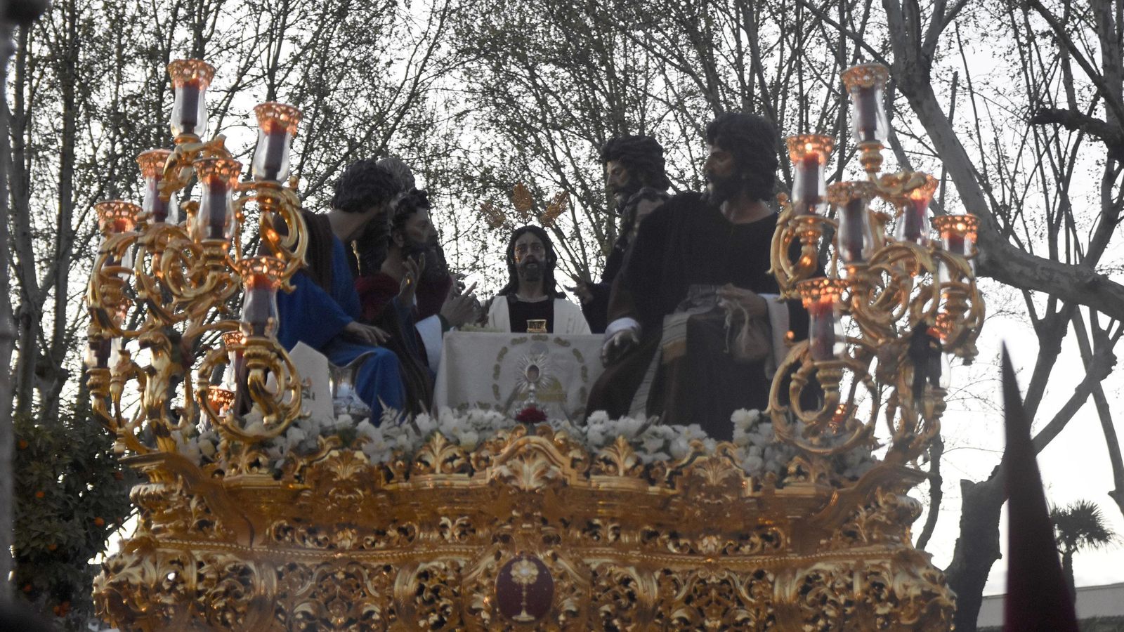 El paso de la Sagrada Cena, a su salida de su templo.