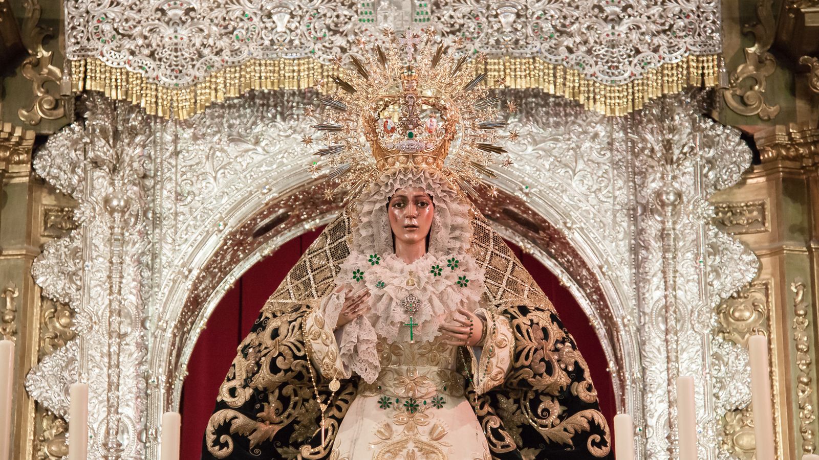 La Esperanza Macarena en su altar para el septenario