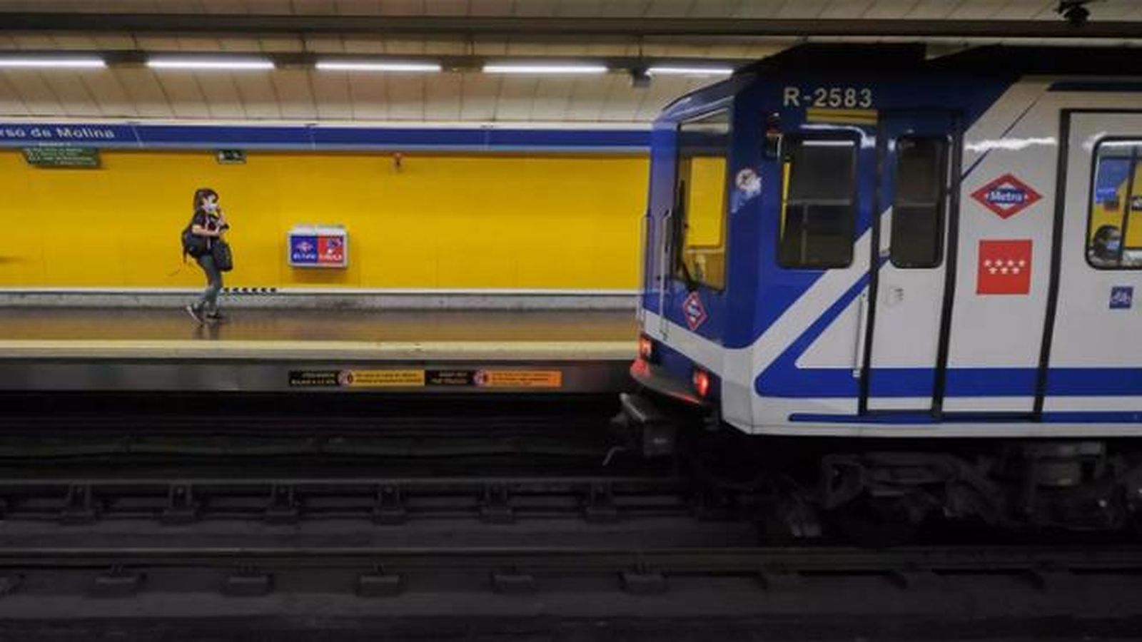Un tren llega a una parada de Metro de Madrid