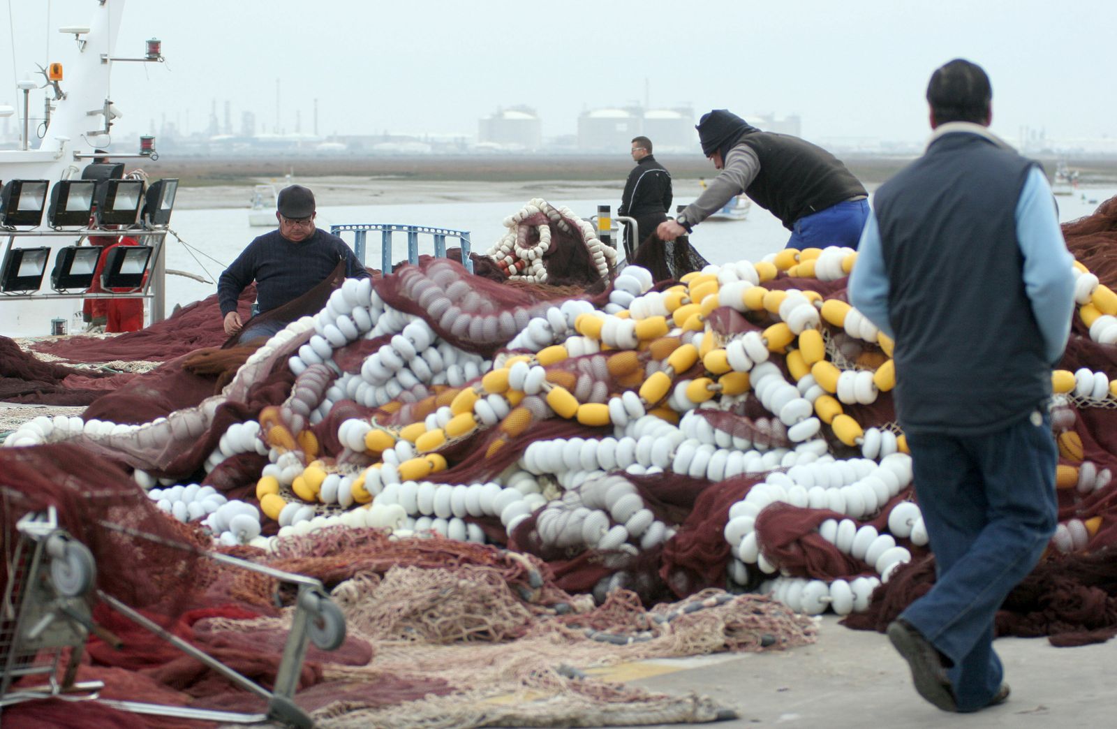 Redes y pescadores en el puerto de Punta Umbría