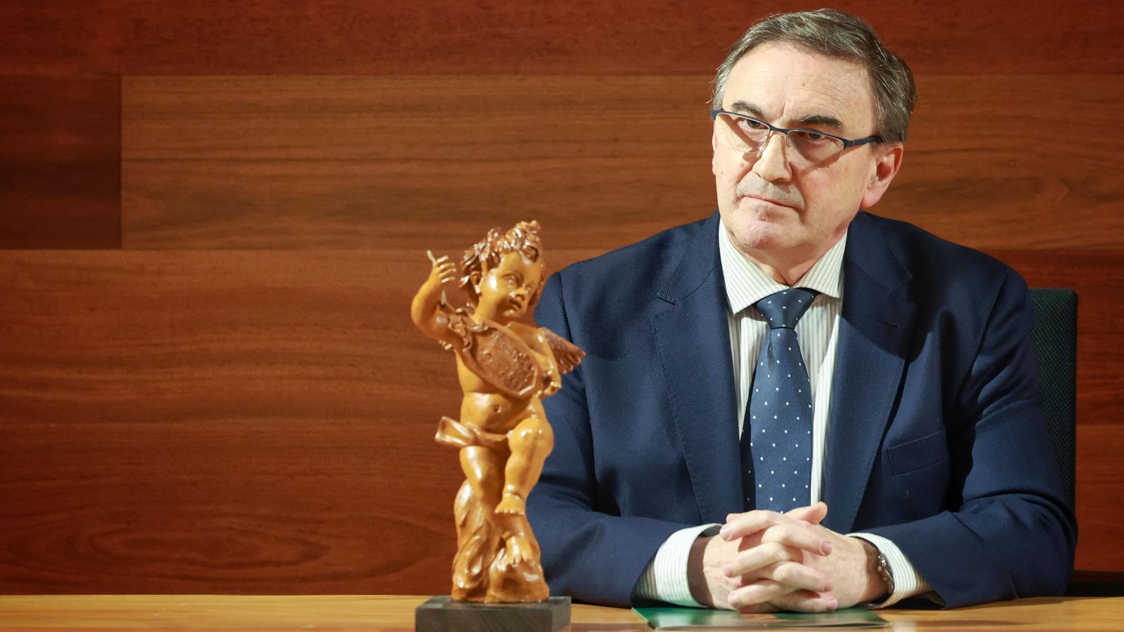Pedro Manzano, junto al Galardón La Venera. Pedro Manzano, junto al Galardón La Venera.