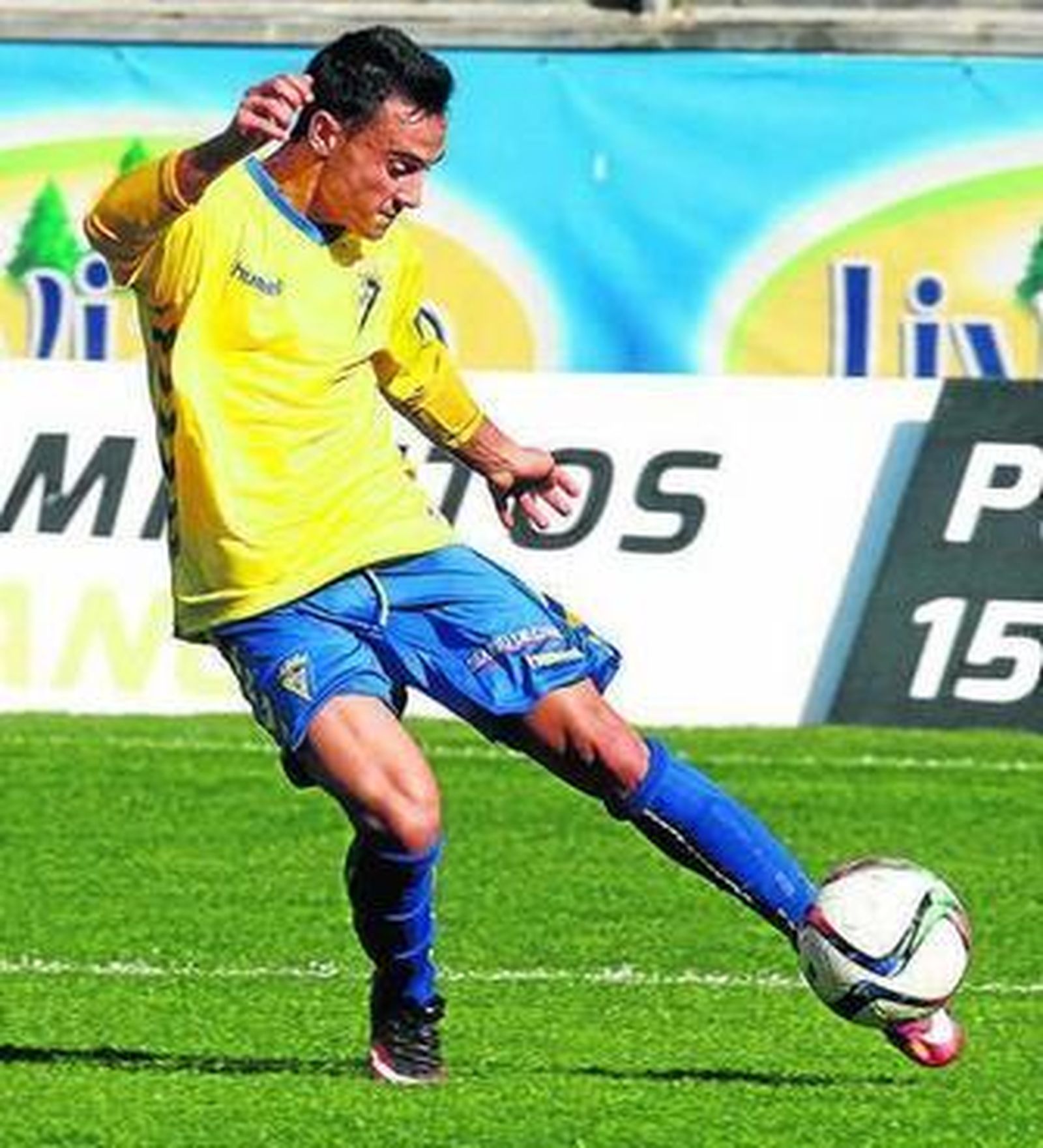 Álvaro García golpea el balón durante un partido.