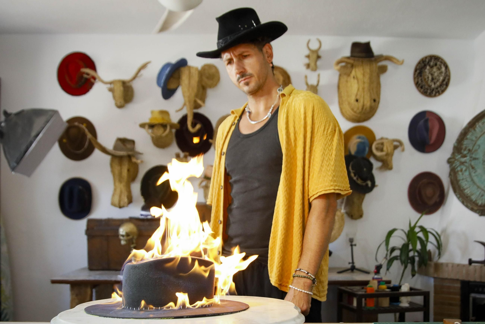 Imágenes del proceso creativo en sombreros de Alejandro Mateo