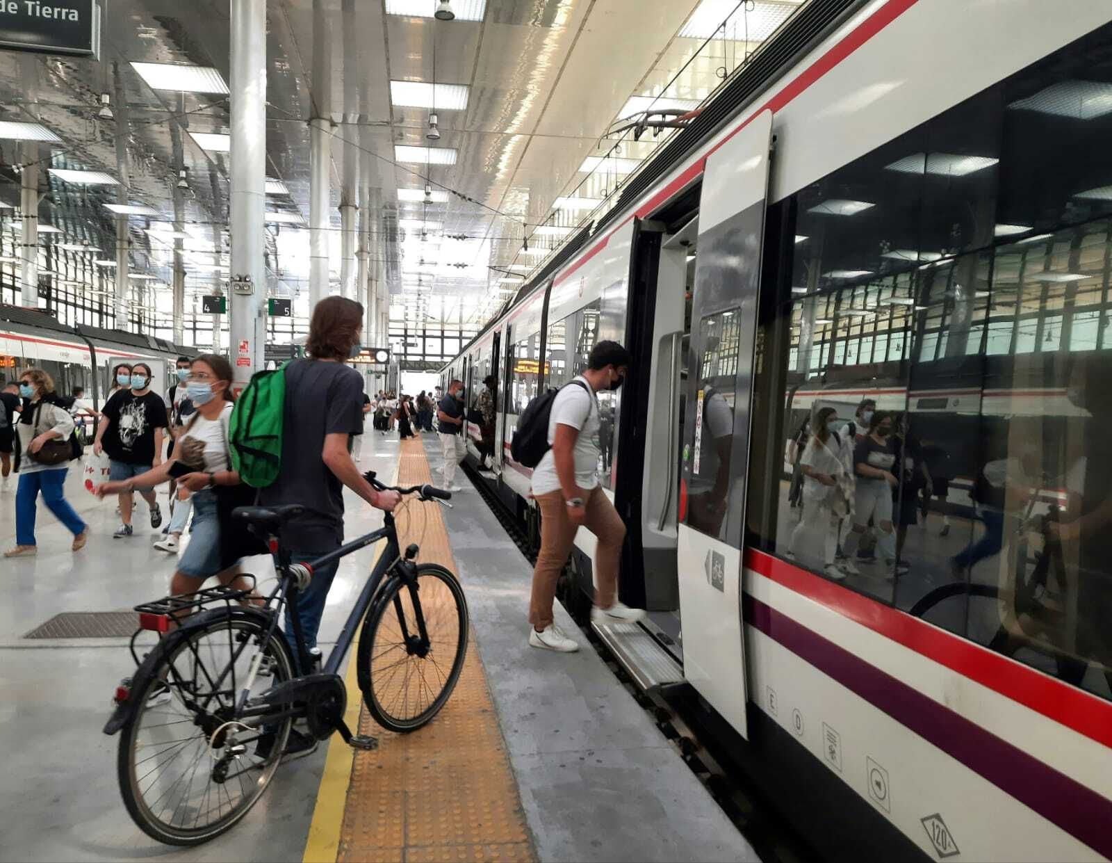 Un usuario accede al tren en bicicleta.