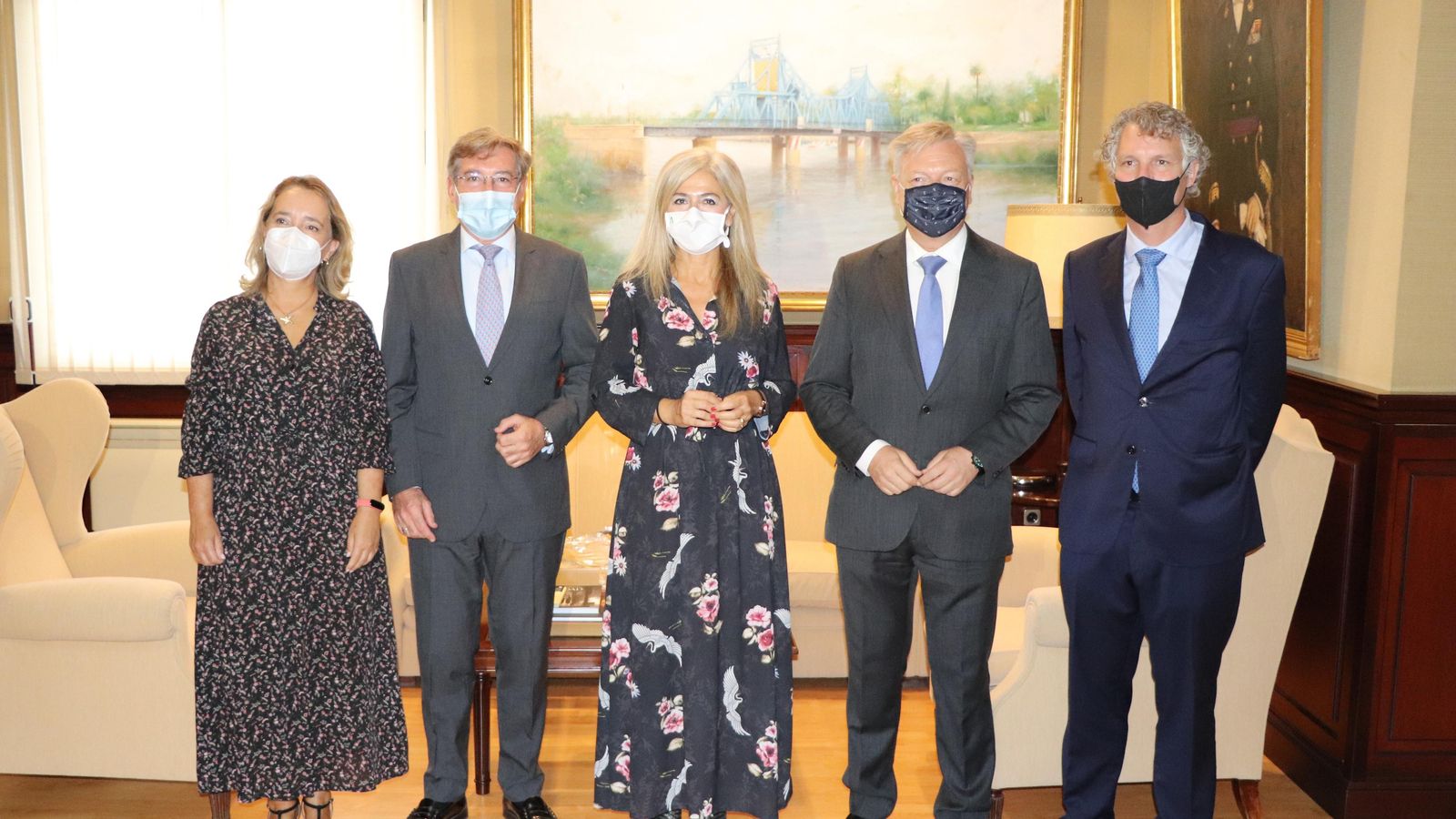 De izquierda a derecha: Macarena O’Neill, Rafael Carmona, Patricia del Pozo, Juan José Primo Jurado y Ángel Pulido posan delante del cuadro del puente de Alfonso XIII..