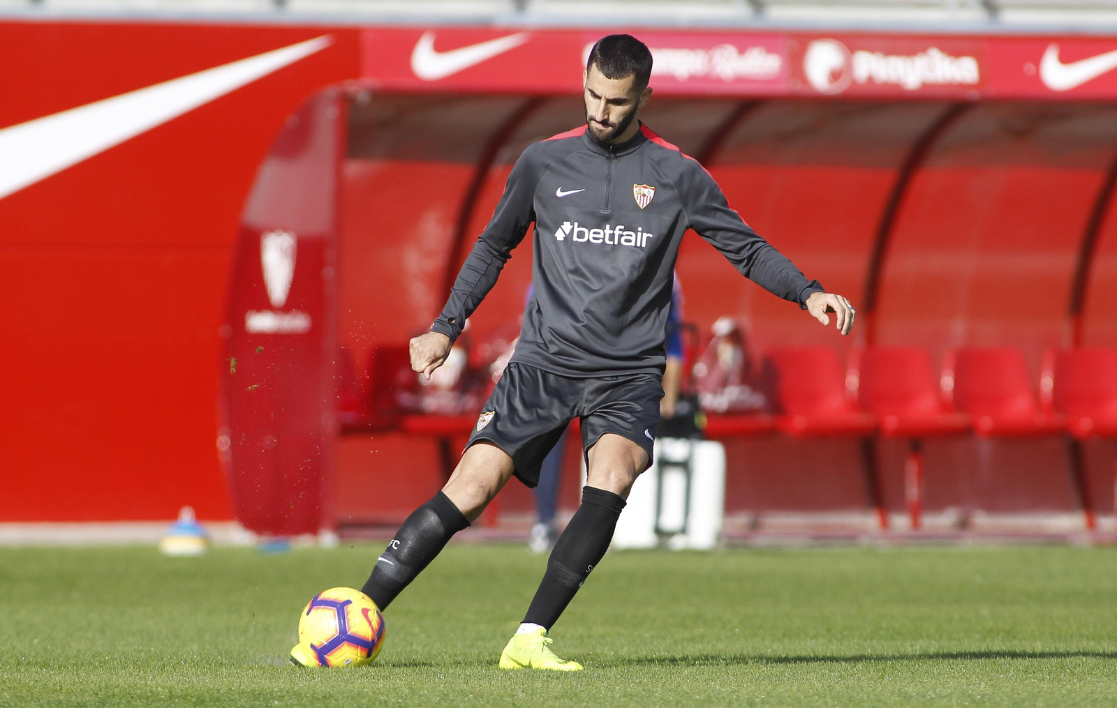 Gonalons golpea el balón poco antes de lesionarse.