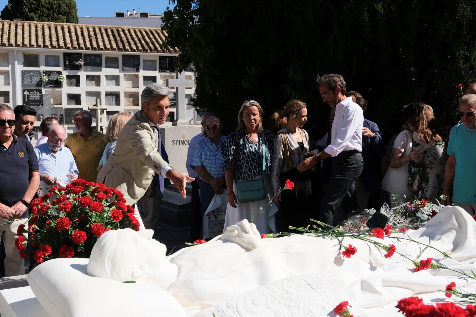 Las fotografías de la ofrenda floral a Manolete en Córdoba: entre claveles rojos y hazañas