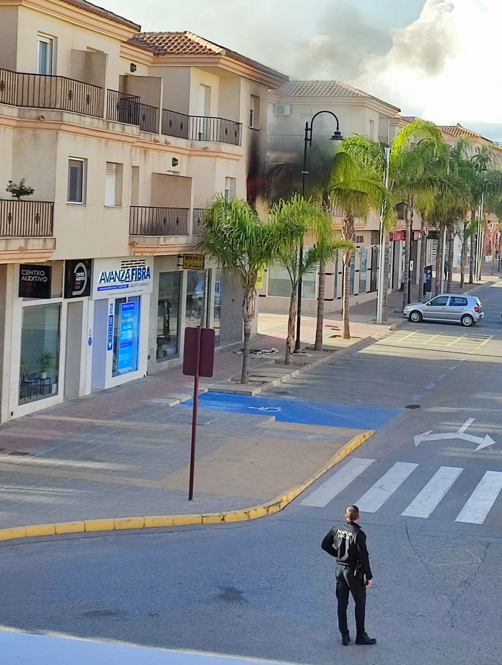 Incendio de una casa en Vera antes de la llegada de los bomberos.