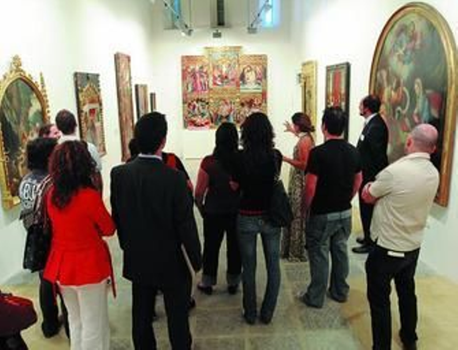 Helena Rivero explicando ayer un retablo del siglo XIV de Juan de Leví. Helena Rivero explicando ayer un retablo del siglo XIV de Juan de Leví.